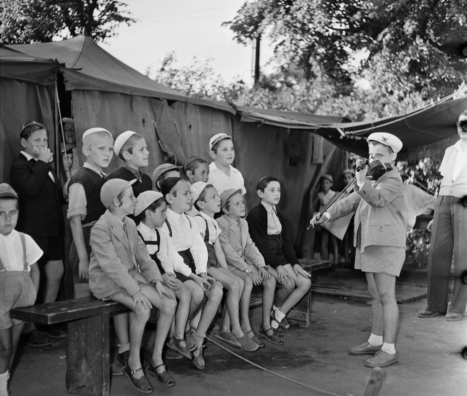 Hungary, Budapest XII., Buda­pesti Izraelita Hitközség Or­todox Tagozatának Szabadság-hegyi gyermeküdülője., 1959, Bauer Sándor, religion, violin, kids, cap, judaism, camping site, Budapest, Fortepan #113007
