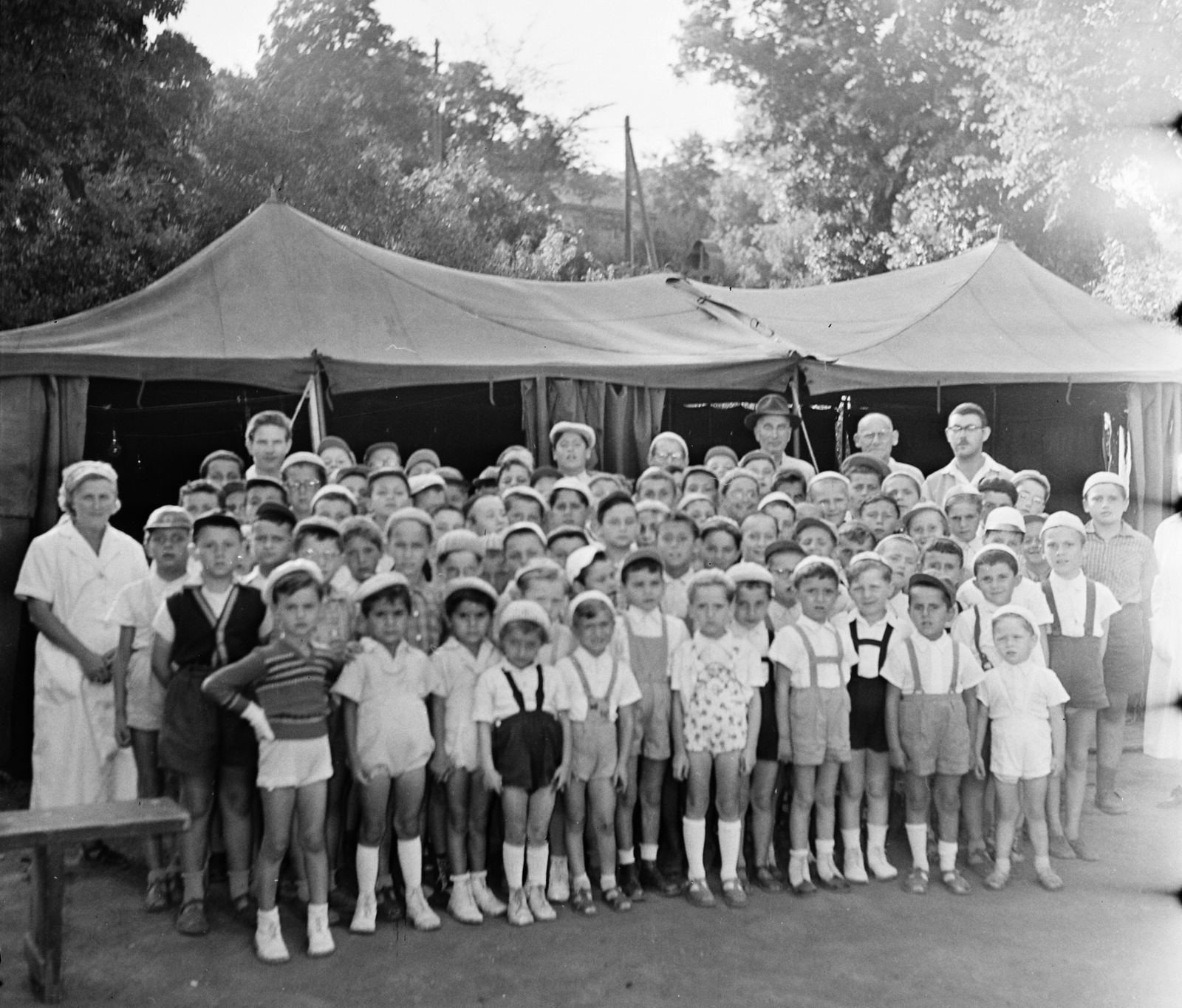 Magyarország, Budapest XII., Budapesti Izraelita Hitközség Ortodox Tagozatának Szabadság-hegyi gyermeküdülője., 1959, Bauer Sándor, vallás, csoportkép, gyerekek, sapka, fiúk, sátortábor, sátorlap, Budapest, kipa, Fortepan #113008
