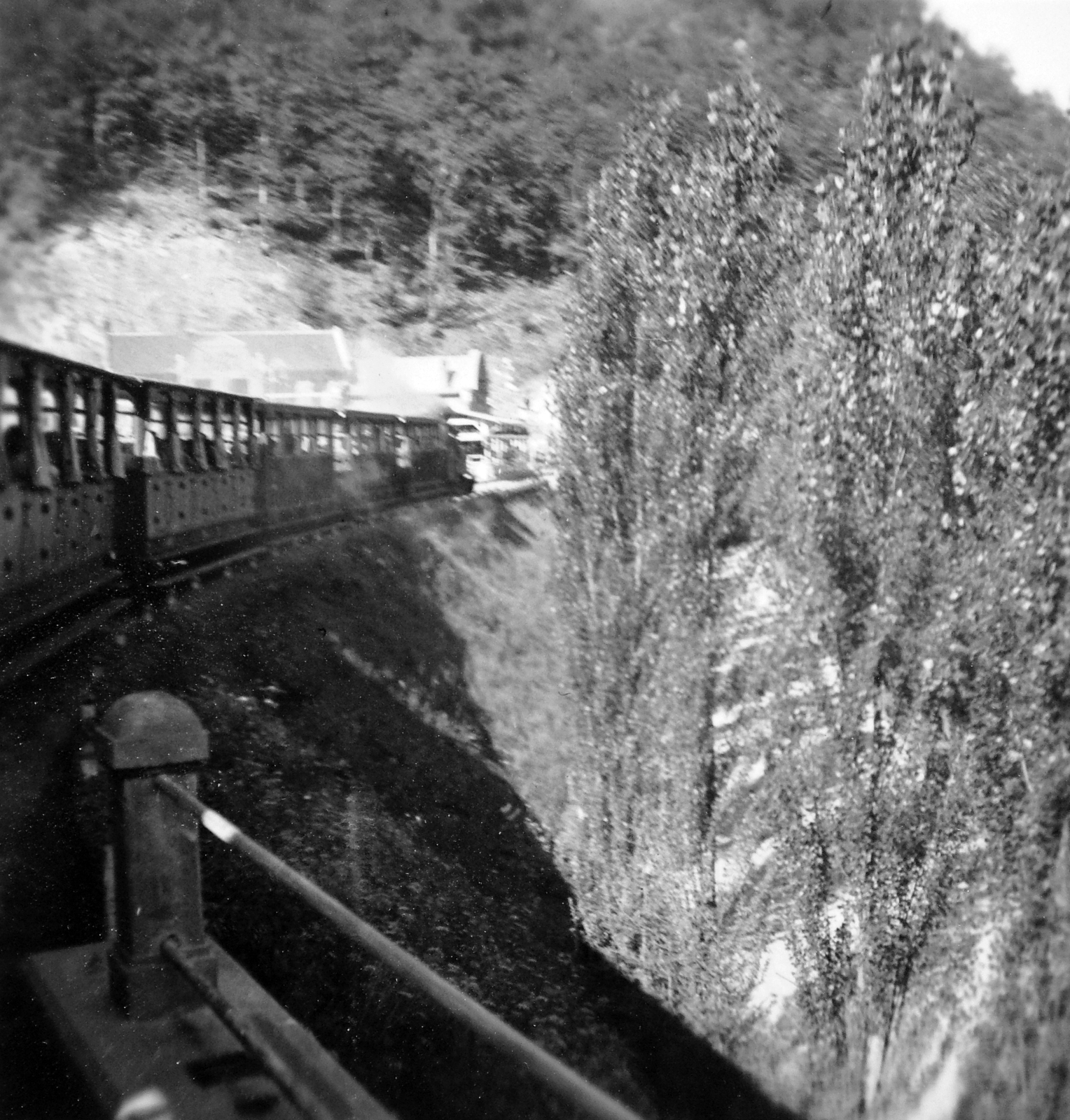 Hungary, Lillafüred, Miskolc, Lillafüredi Állami Erdei Vasút a lillafüredi állomásnál., 1933, Gyöngyi, railway, narrow-gauge railway, Fortepan #11301