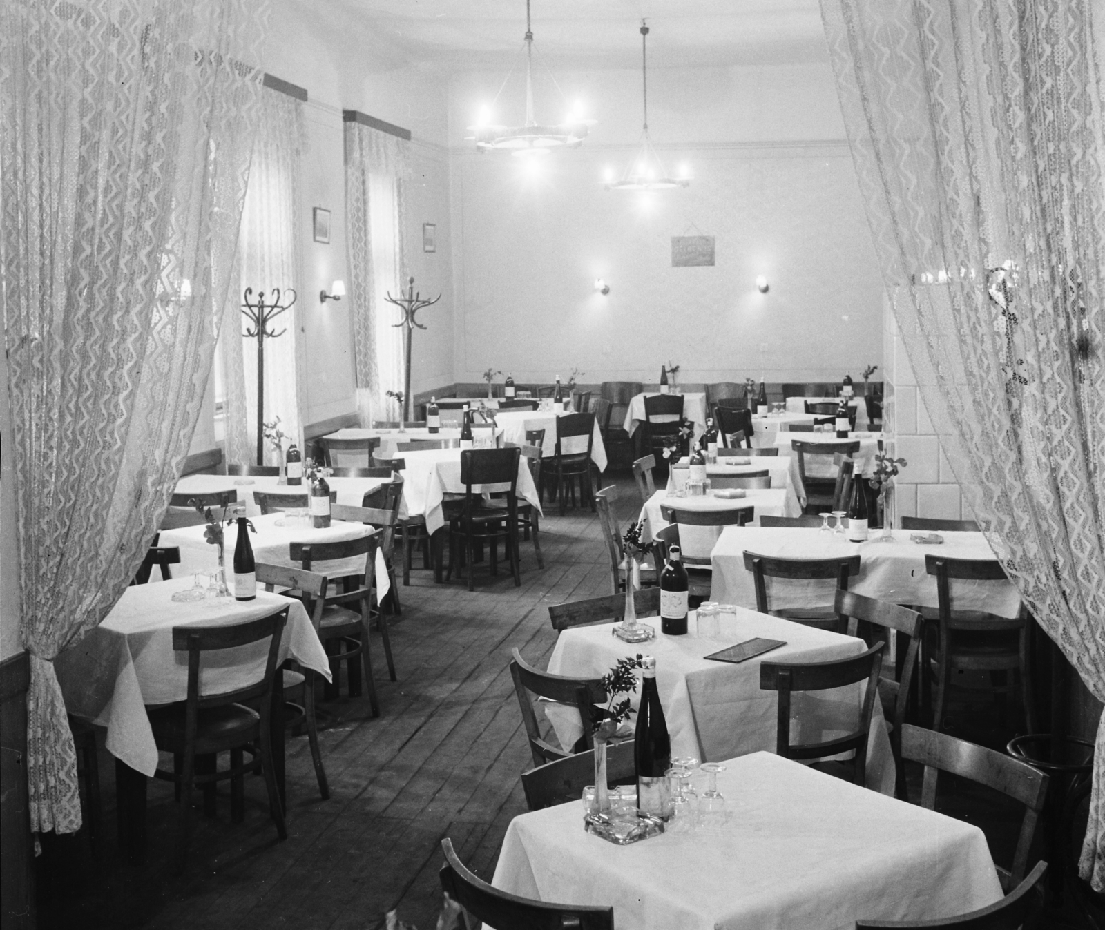 Hungary, 1966, Bauer Sándor, restaurant, chandelier, place, coat-stand, flower, tile stove, Fortepan #113013