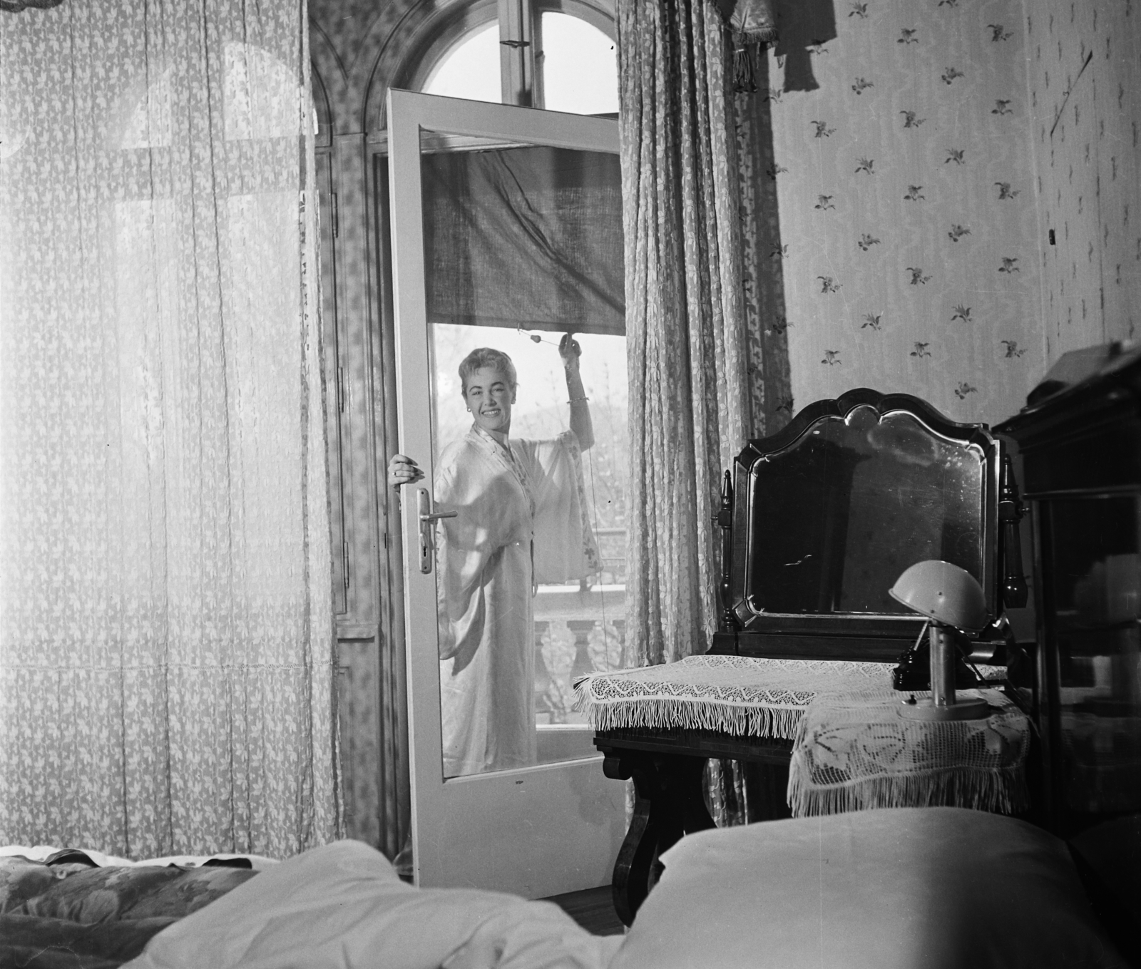 Magyarország, Margitsziget, Budapest, a Margitszigeti Nagyszálló egyik szobája, Deli Mari manöken., 1958, Bauer Sándor, erkély, enteriőr, ajtóban állás, szőkehajú, Fortepan #113028