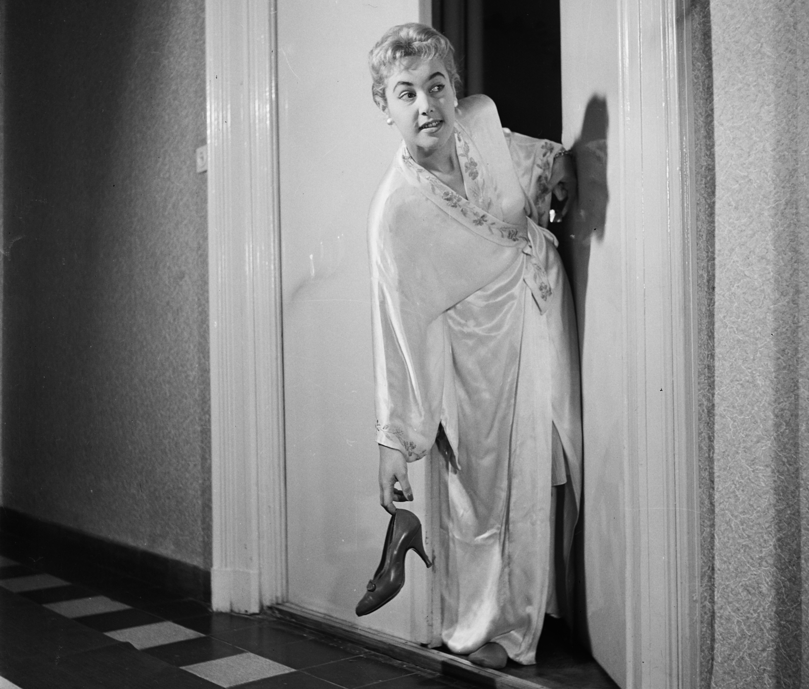 Hungary, Margit Islands, Budapest, Margitszigeti Nagyszálló, Deli Mari manöken., 1958, Bauer Sándor, negligee, posture, shoe, standing in door, fair-haired, Fortepan #113029