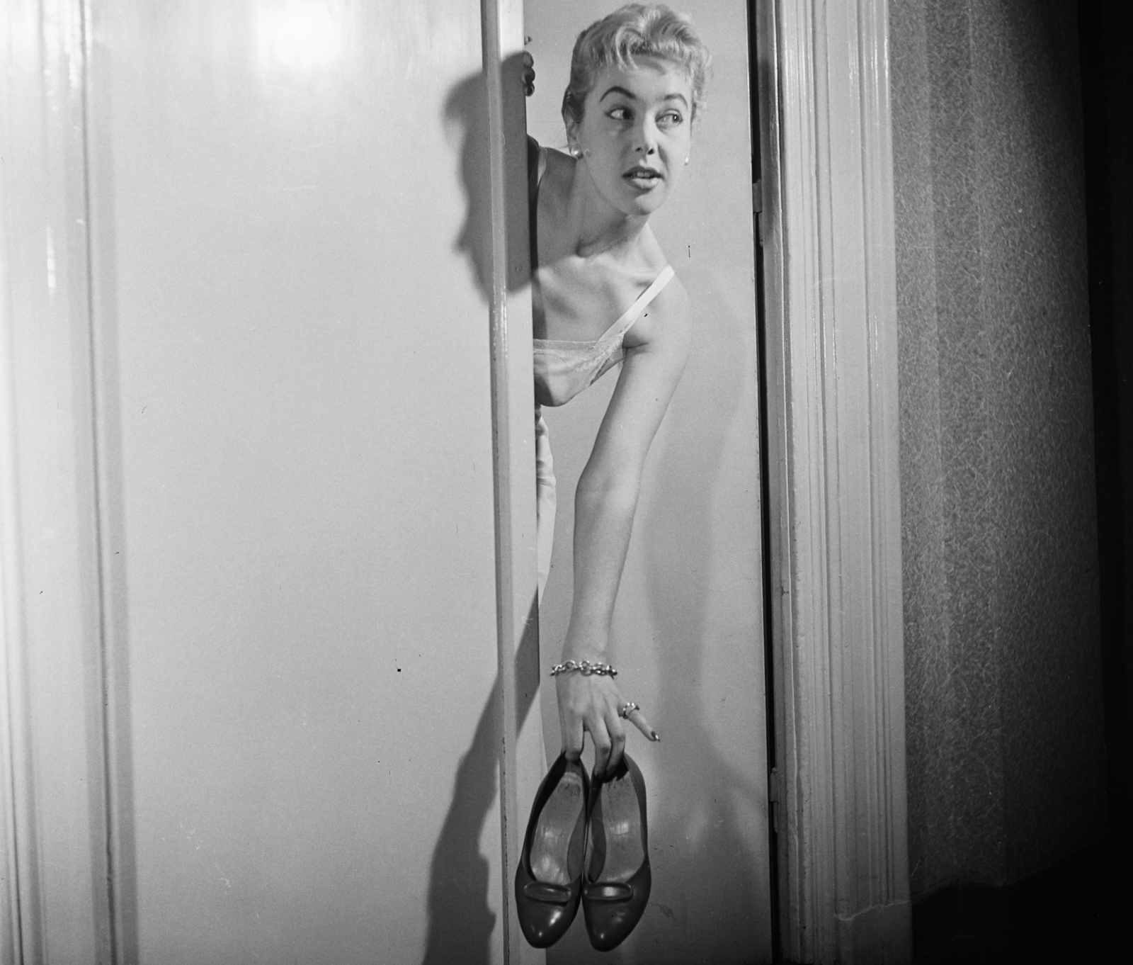Hungary, Margit Islands, Budapest, Margitszigeti Nagyszálló, Deli Mari manöken., 1958, Bauer Sándor, posture, shoe, jewelry, standing in door, peeking, fair-haired, Fortepan #113030
