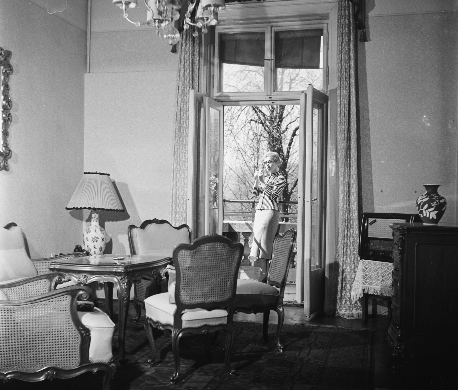 Hungary, Margit Islands, Budapest, a Margitszigeti Nagyszálló egyik szobája, az erkélyen Deli Mari manöken., 1958, Bauer Sándor, interior, fair-haired, Fortepan #113032