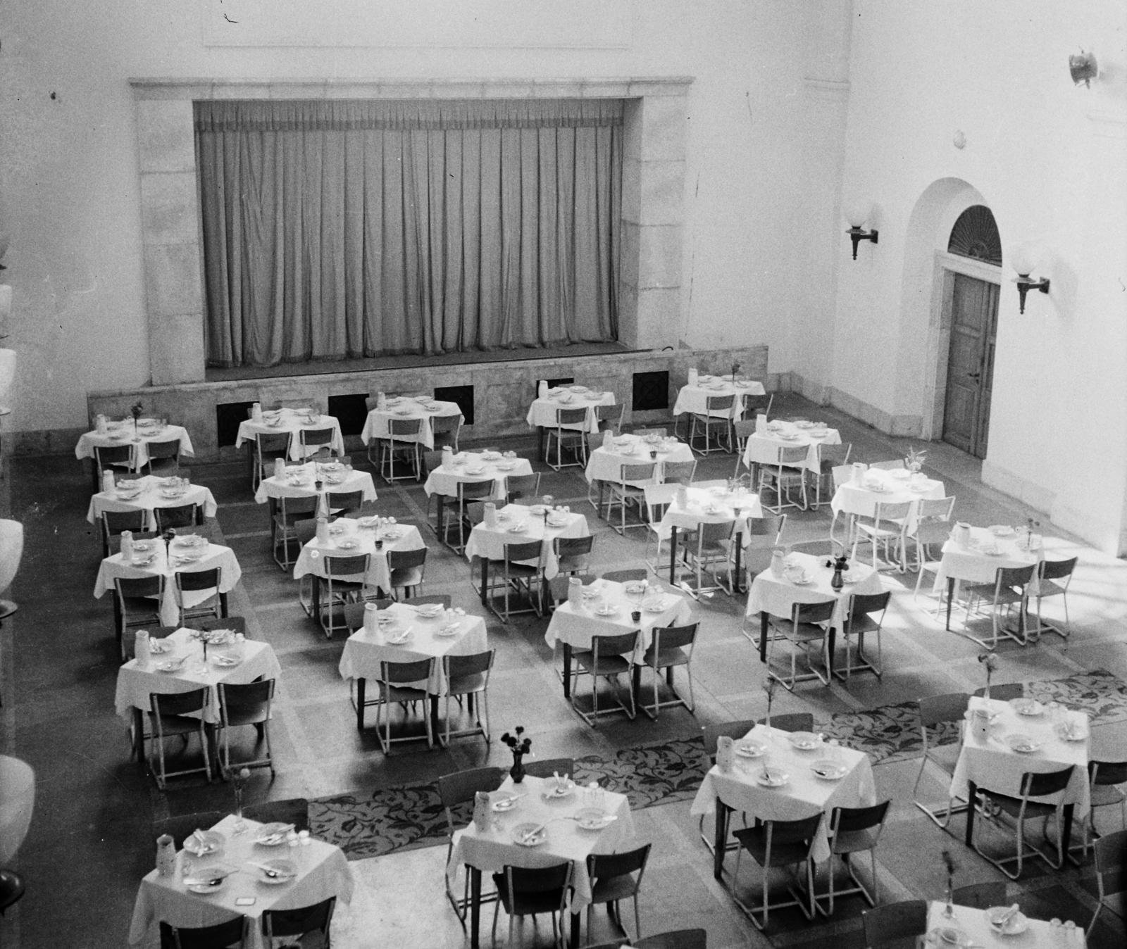 Hungary, Várpalota, az egykori zsinagóga (később Nagy Gyula Galéria)., 1959, Bauer Sándor, restaurant, synagogue, interior, stage, place, gallery, judaism, Fortepan #113059