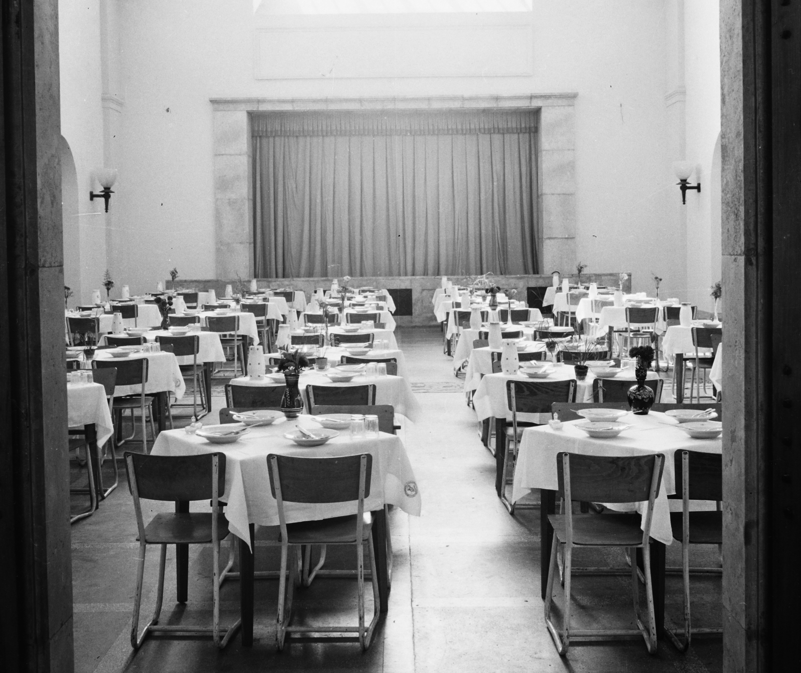 Hungary, Várpalota, az egykori zsinagóga, ekkor az Ipari Szakmunkásképző Intézet bányász, vájáriskola ebédlője (később galéria, majd képtár)., 1959, Bauer Sándor, synagogue, interior, gallery, judaism, Fortepan #113060