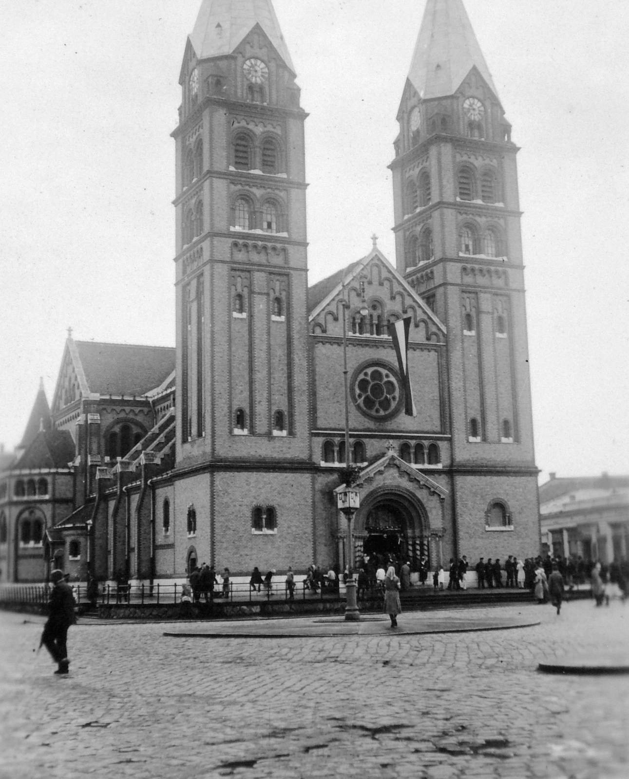 Hungary, Nyíregyháza, Kossuth tér, római katolikus székesegyház., 1933, Gyöngyi, church, flag, Fortepan #11307