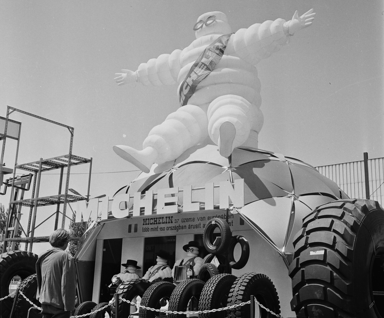 Hungary, Budapest X., Albertirsai úti vásárterület., 1973, Bauer Sándor, international fair, Budapest, Michelin-brand, Michelin doll, Fortepan #113078