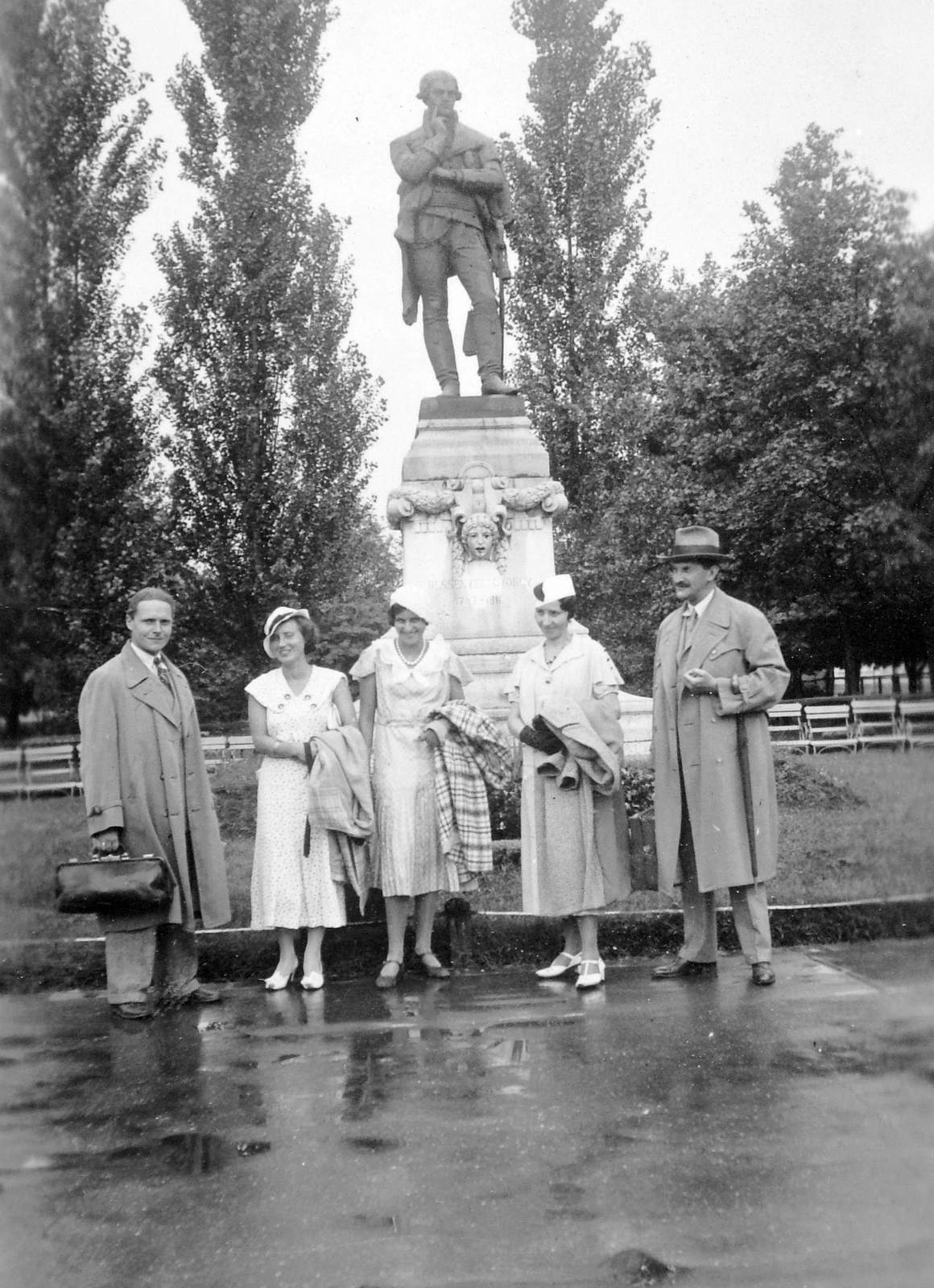 Hungary, Nyíregyháza, Bessenyei (Dessewffy) tér, Bessenyei György szobra., 1933, Gyöngyi, fashion, hat, tableau, György Bessenyei-portrayal, Fortepan #11308