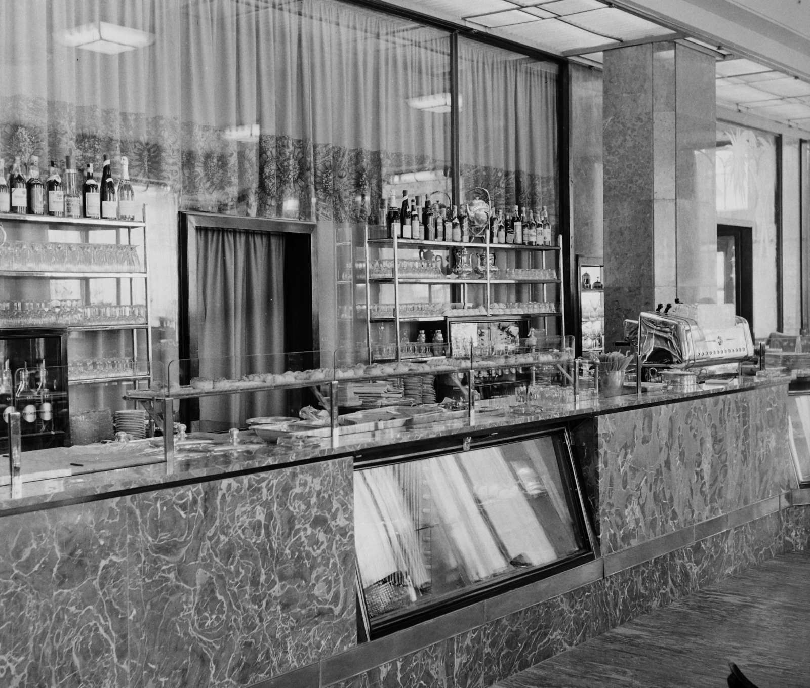 Hungary, Budapest V., Kossuth Lajos utca 19., az Astoria szálló presszója., 1957, Bauer Sándor, hotel, espresso, drink, cabinet, shelf, counter, shop interior, marble, reflection, Budapest, coffee machine, Fortepan #113088