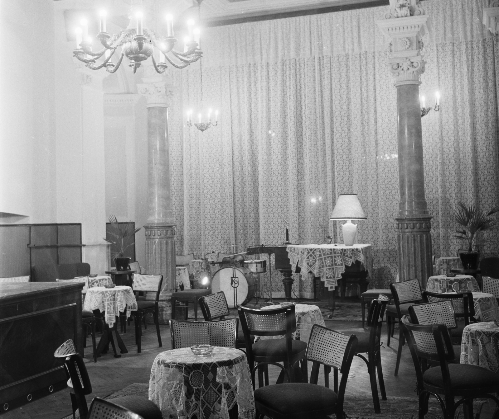 Magyarország, Budapest VI., Benczúr utca 17., Renaissance étterem az egykori Lánczy-palotában (később kínai követségi rezidencia)., 1957, Bauer Sándor, eszpresszó, csillár, zongora, dob, oszlop, oszlopfő, Budapest, Fortepan #113092