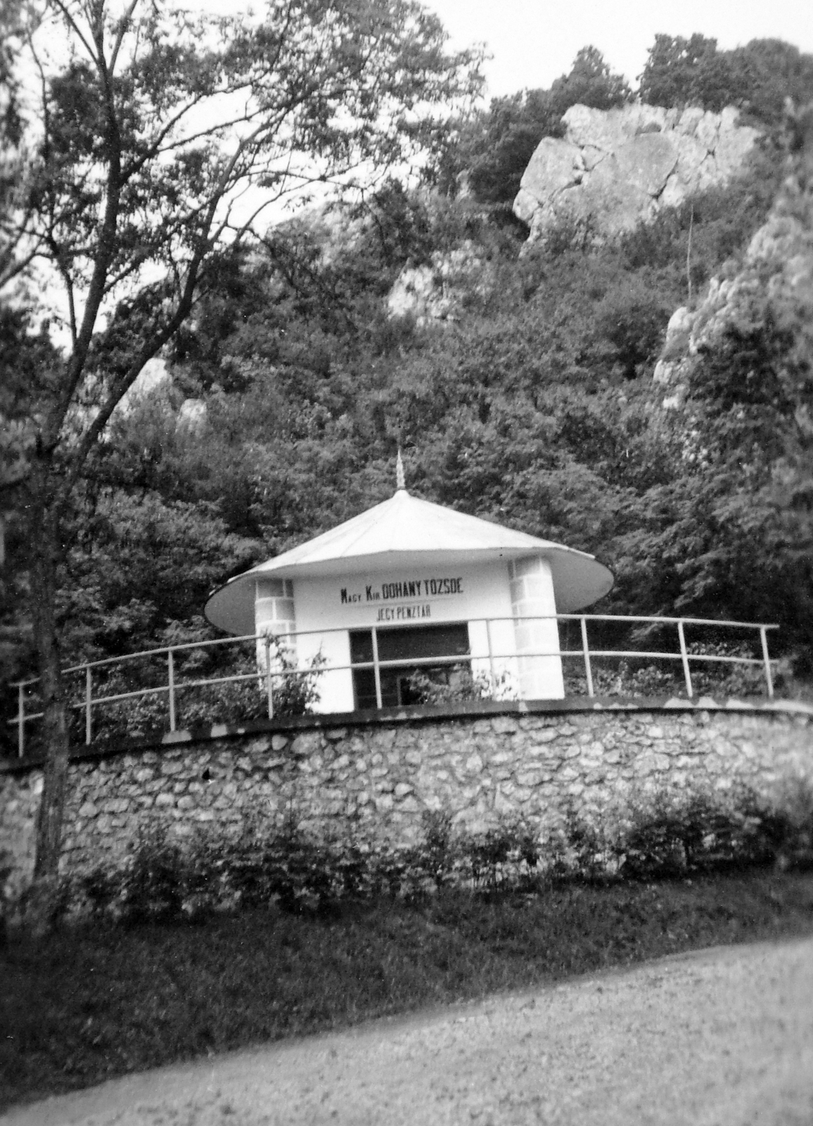 Hungary, Aggtelek, a Baradla-barlang bejárata., 1933, Gyöngyi, tobacco shop, tobacco, cave, entrance, Fortepan #11311