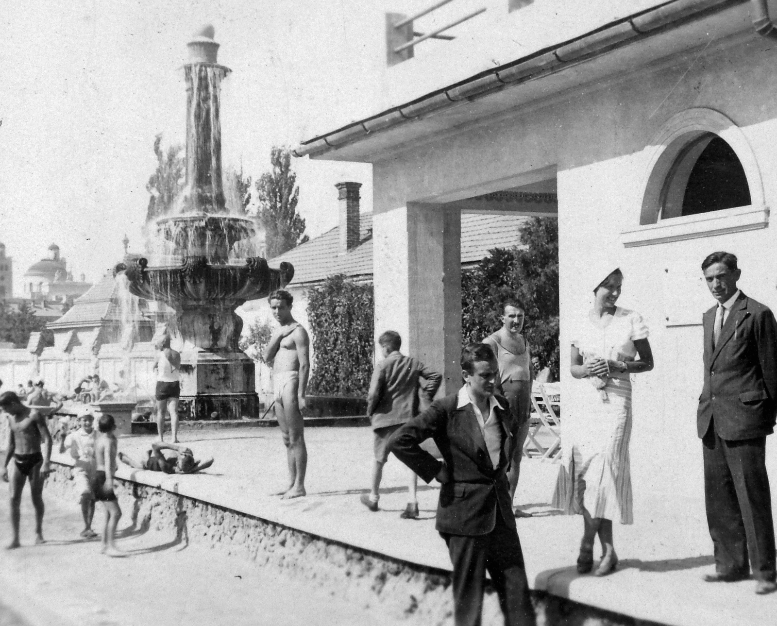 Hungary, Eger, Bárány uszoda (Verseny uszoda), háttérben a Líceum és a Főszékesegyház kupolája., 1933, Gyöngyi, beach, bathing suit, fountain, summer, hands behind the back, akimbo, Fortepan #11312