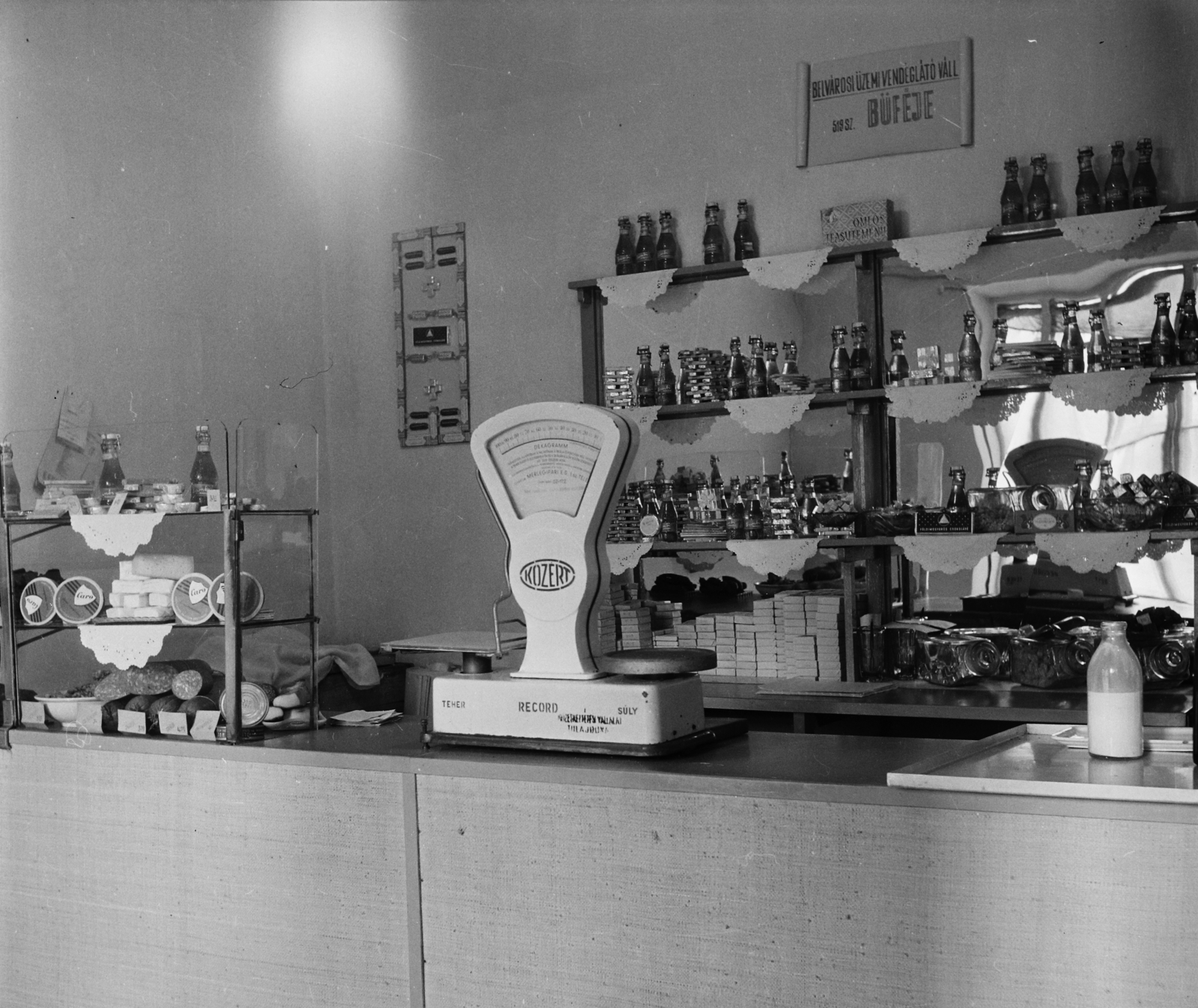 Hungary, Budapest IV., Váci út 44-46., Pannónia Szörmekikészítő és Szörmekonfekció Vállalat, büfé., 1958, Bauer Sándor, cigarette, sign-board, label, milk bottle, buffet, Budapest, Bambi beverage, shop interior, scale, Fortepan #113122