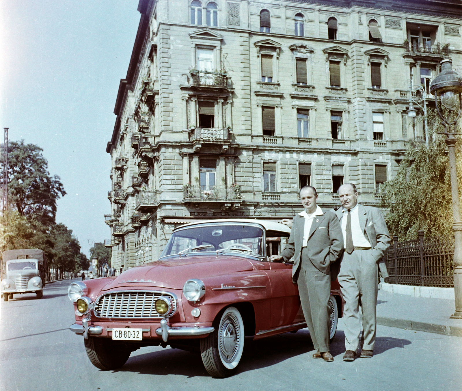 Hungary, Budapest V., Vigadó tér és a Dunakorzó a Széchenyi Lánchíd felé nézve. Skoda Felicia személygépkocsi., 1961, Bauer Sándor, colorful, Czechoslovak brand, Skoda-brand, number plate, Framo-brand, Budapest, convertible, Fortepan #113125