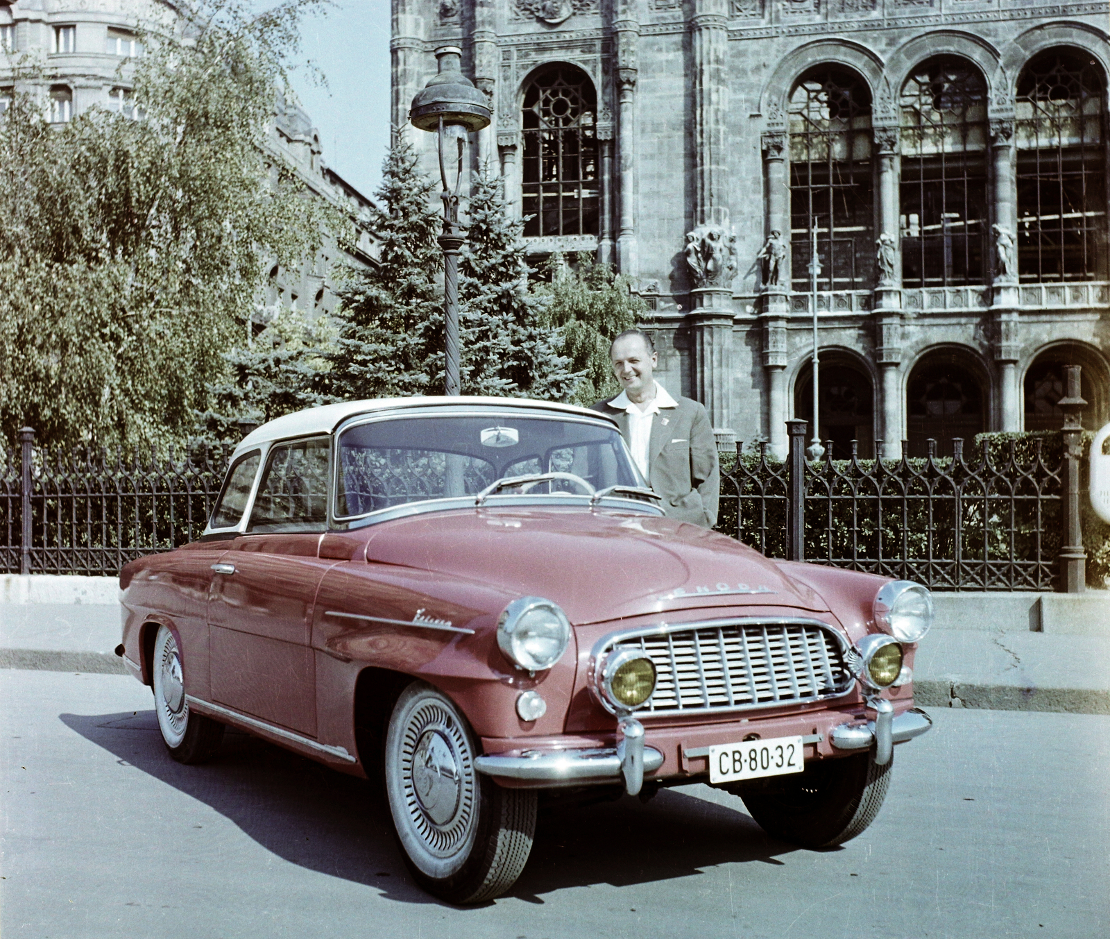 Hungary, Budapest V., Vigadó tér, szemben a Vigadó. Skoda Felicia személygépkocsi., 1961, Bauer Sándor, colorful, Czechoslovak brand, Skoda-brand, Frigyes Feszl-design, damaged building, number plate, Budapest, convertible, events' center, Fortepan #113126