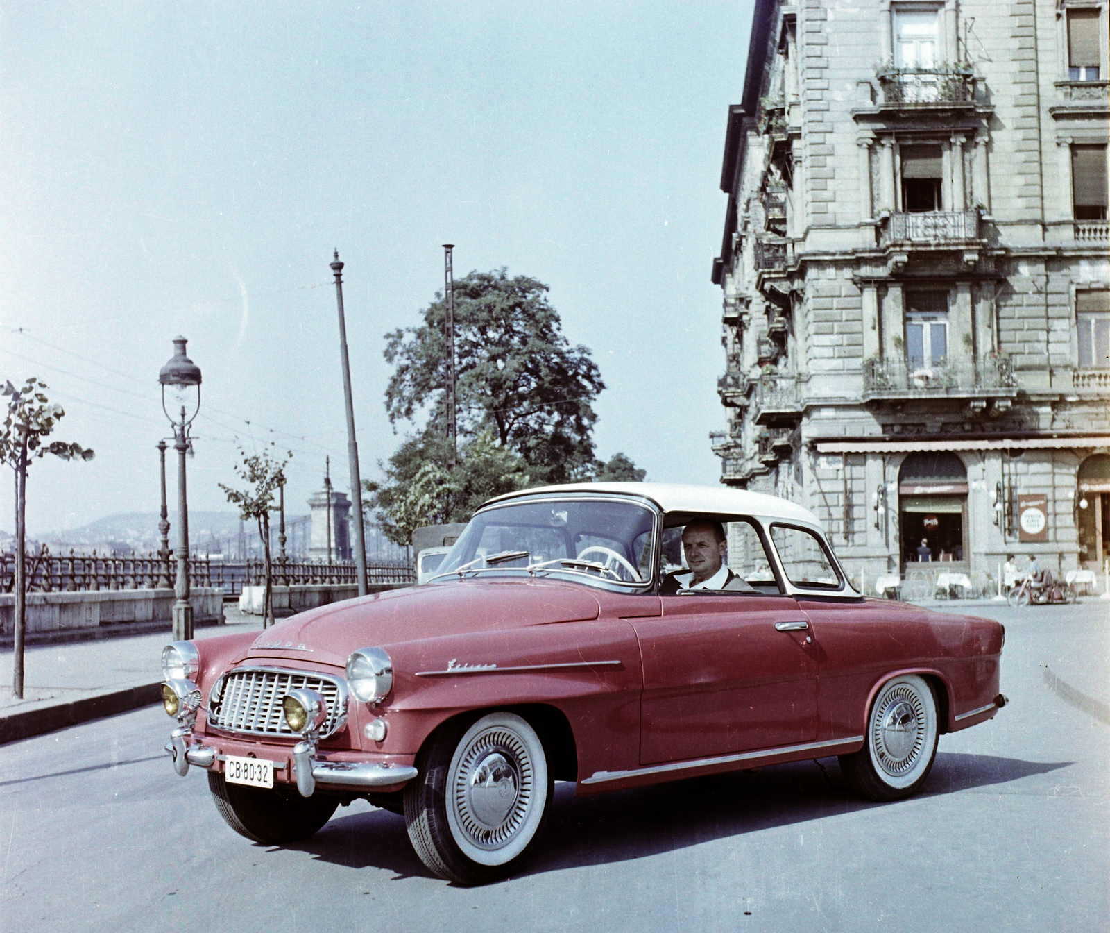 Hungary, Budapest V., Vigadó tér, háttérben a Széchenyi Lánchíd. Skoda Felicia személygépkocsi., 1961, Bauer Sándor, colorful, Skoda-brand, number plate, Budapest, convertible, Fortepan #113127