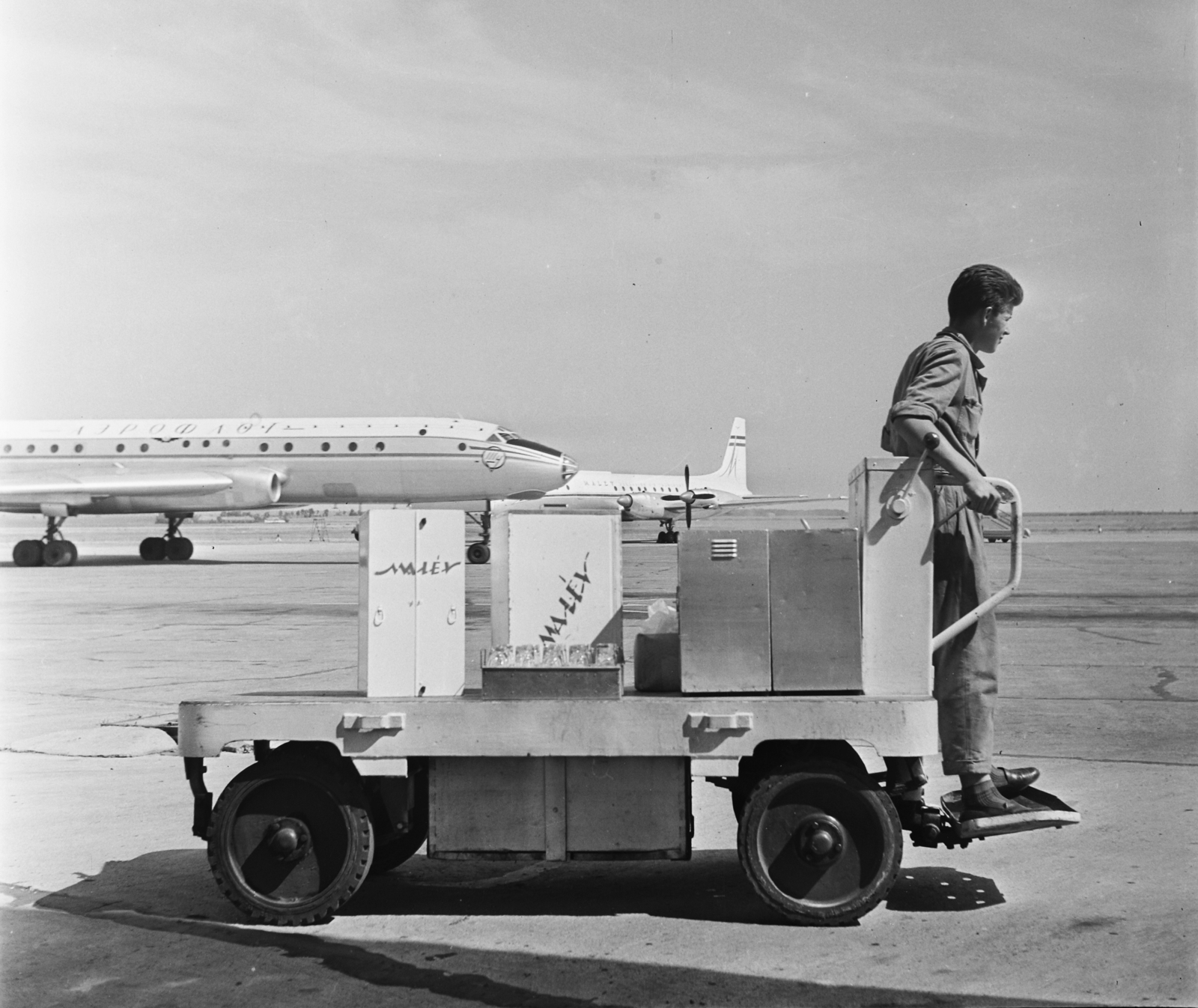 Hungary, Ferihegy (now - Ferenc Liszt) International Airport, Budapest XVIII., a Malév ételszállító konténerei a szállító targoncán., 1965, Bauer Sándor, Hungarian Airlines, Aeroflot airlines, trolley, Budapest, Fortepan #113140