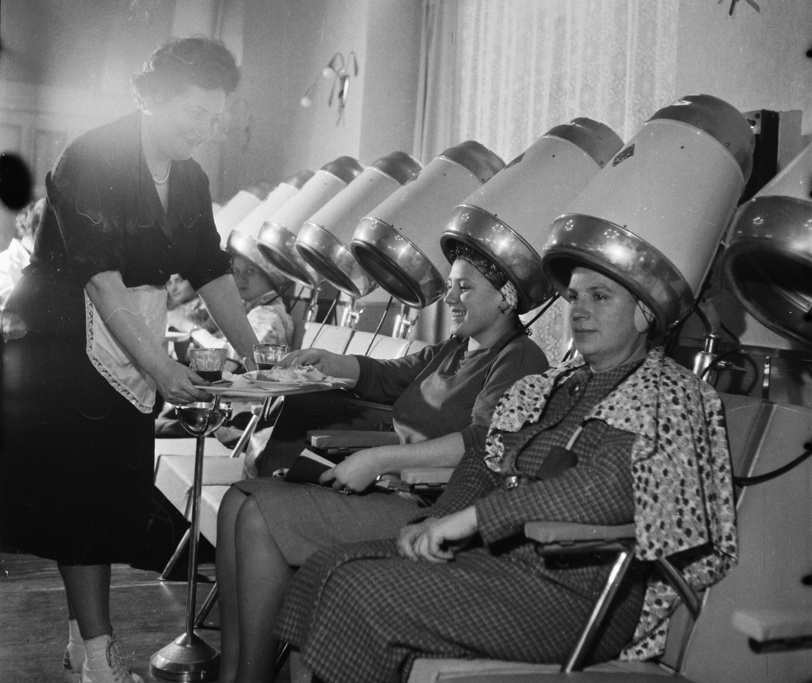 Hungary, Budapest II., Margit körút (Mártírok útja) 40., fodrászat., 1966, Bauer Sándor, hairdresser, Budapest, coffee, waiter, hair dryer, Fortepan #113148