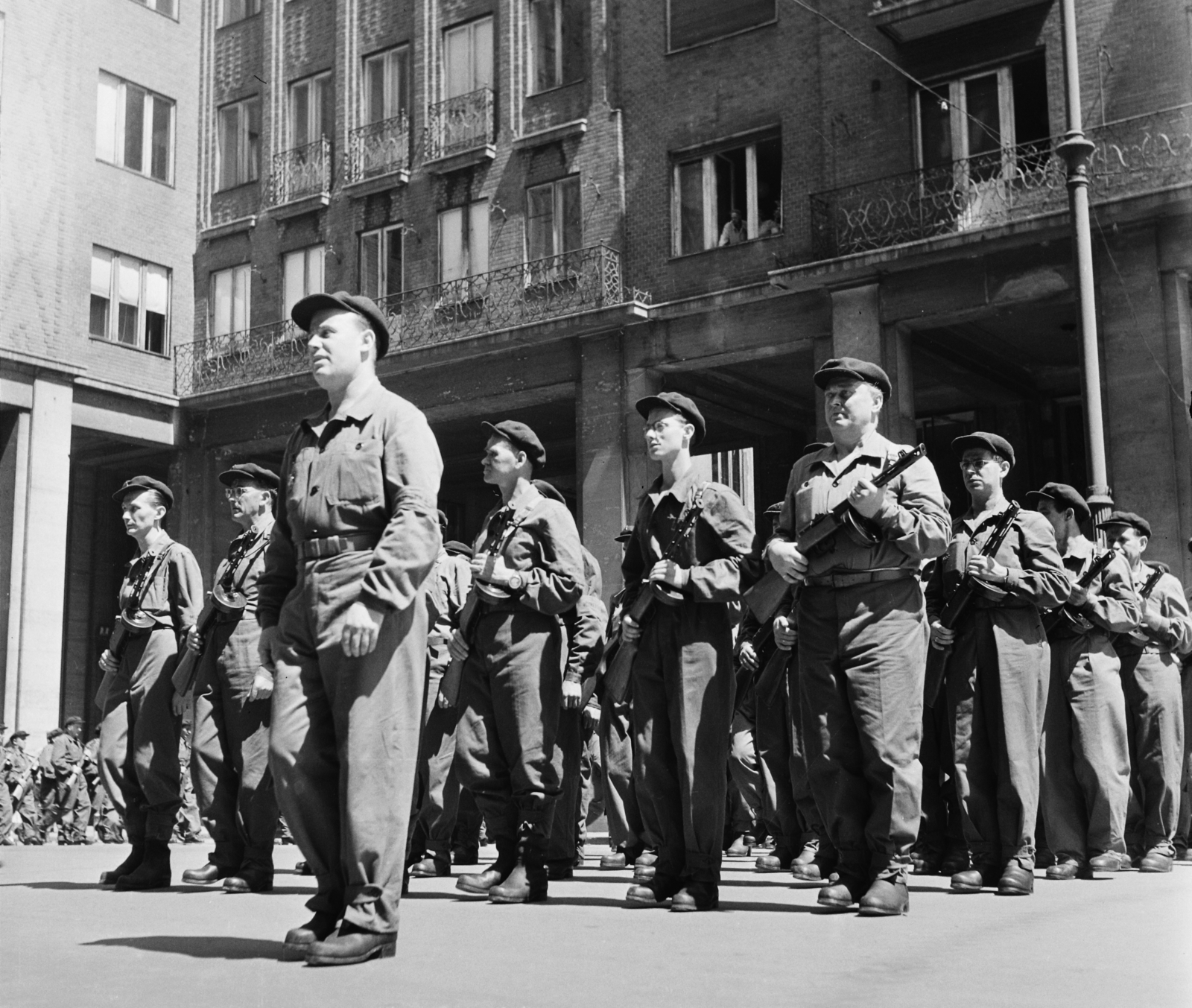 Hungary, Budapest VII., Madách Imre tér. A VII. kerületi munkásőrség zászlóavató ün­nepsége., 1957, Bauer Sándor, uniform, festive, Workers' Militia, PPS machine gun, Budapest, Fortepan #113158