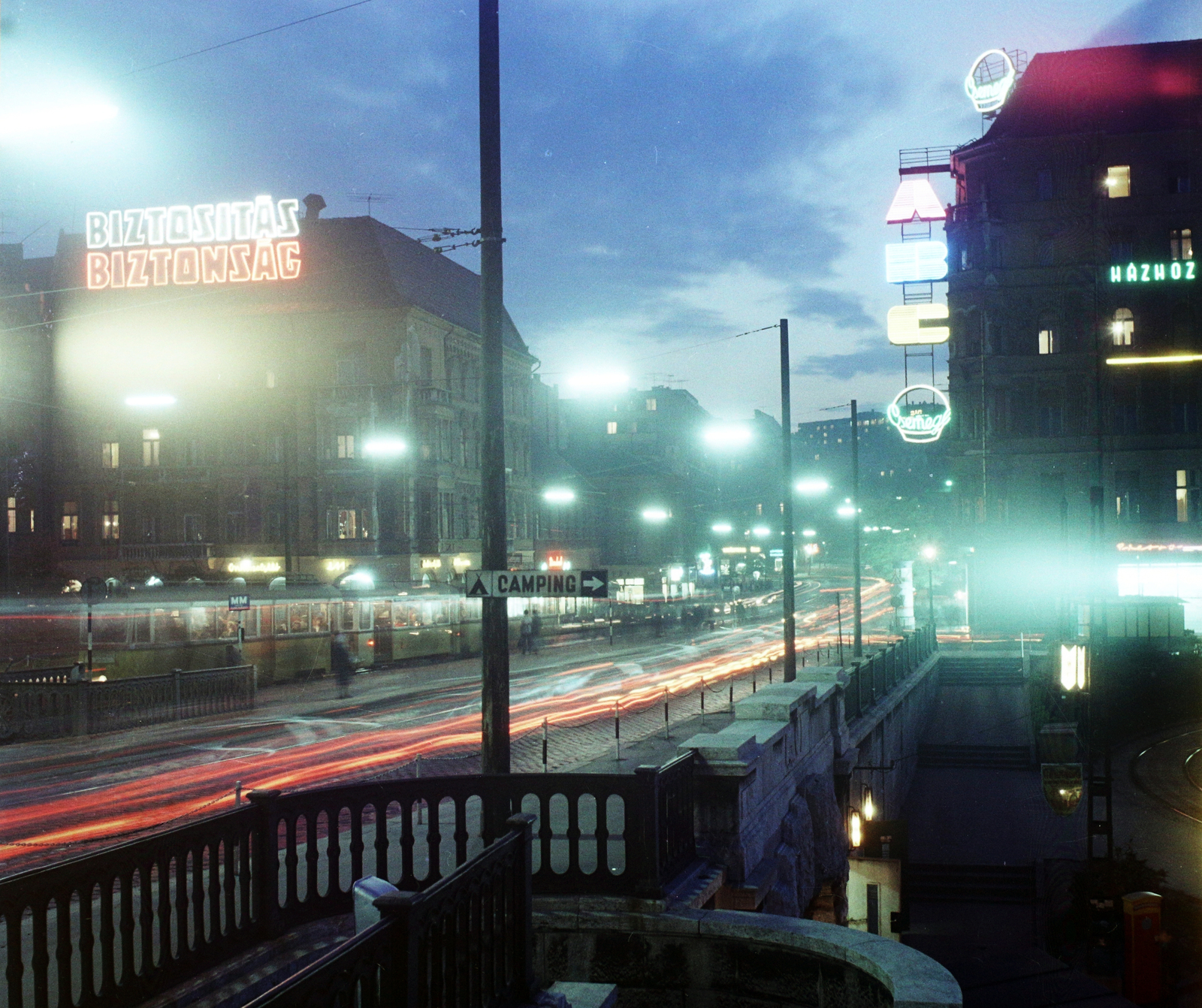 Hungary, Budapest II., Margit híd budai hídfő, szemben a Lipthay utca - Margit körút (Mártírok útja) sarok., 1971, Bauer Sándor, colorful, night, tram stop, Ganz UV tramway, Trailer car, Csemege enterprise, neon sign, Budapest, Fortepan #113172