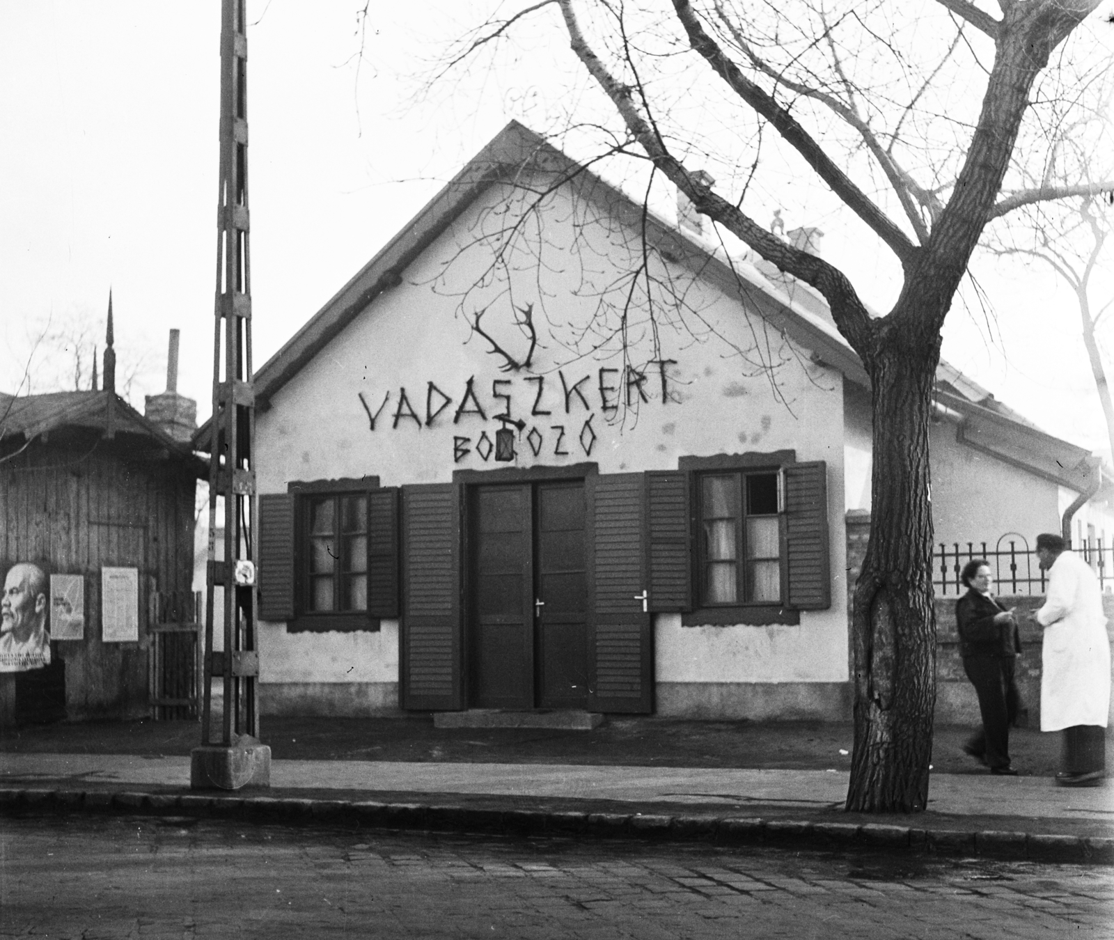 Magyarország, Budapest XIV., Erzsébet királyné útja 5., Vadászkert borozó., 1973, Bauer Sándor, borozó, Lenin-ábrázolás, Budapest, Fortepan #113177