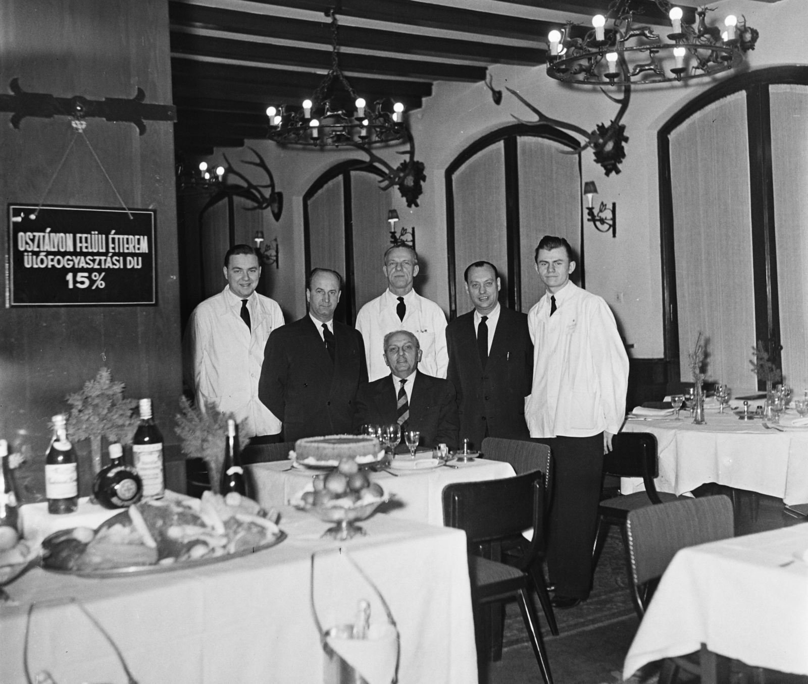 Hungary, untitled, Budapest XII., Rege utca, Vörös Csillag (egykor Golf, később Panoráma) szálloda, étterem., 1959, Bauer Sándor, restaurant, waiter, Budapest, Fortepan #113187