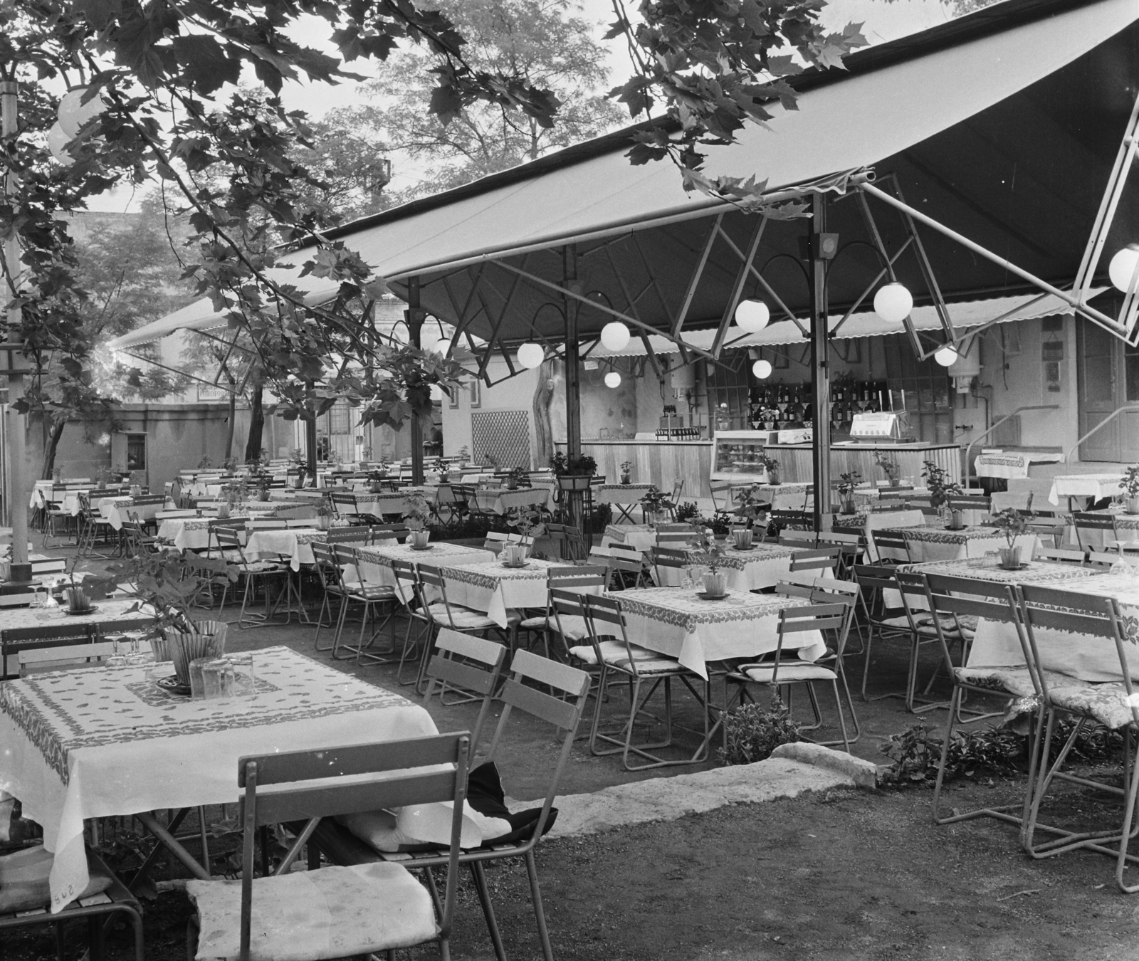 Hungary, Budapest XX., Török Flóris utca 62-64., Erzsébet sörkert., 1959, Bauer Sándor, Budapest, Fortepan #113200