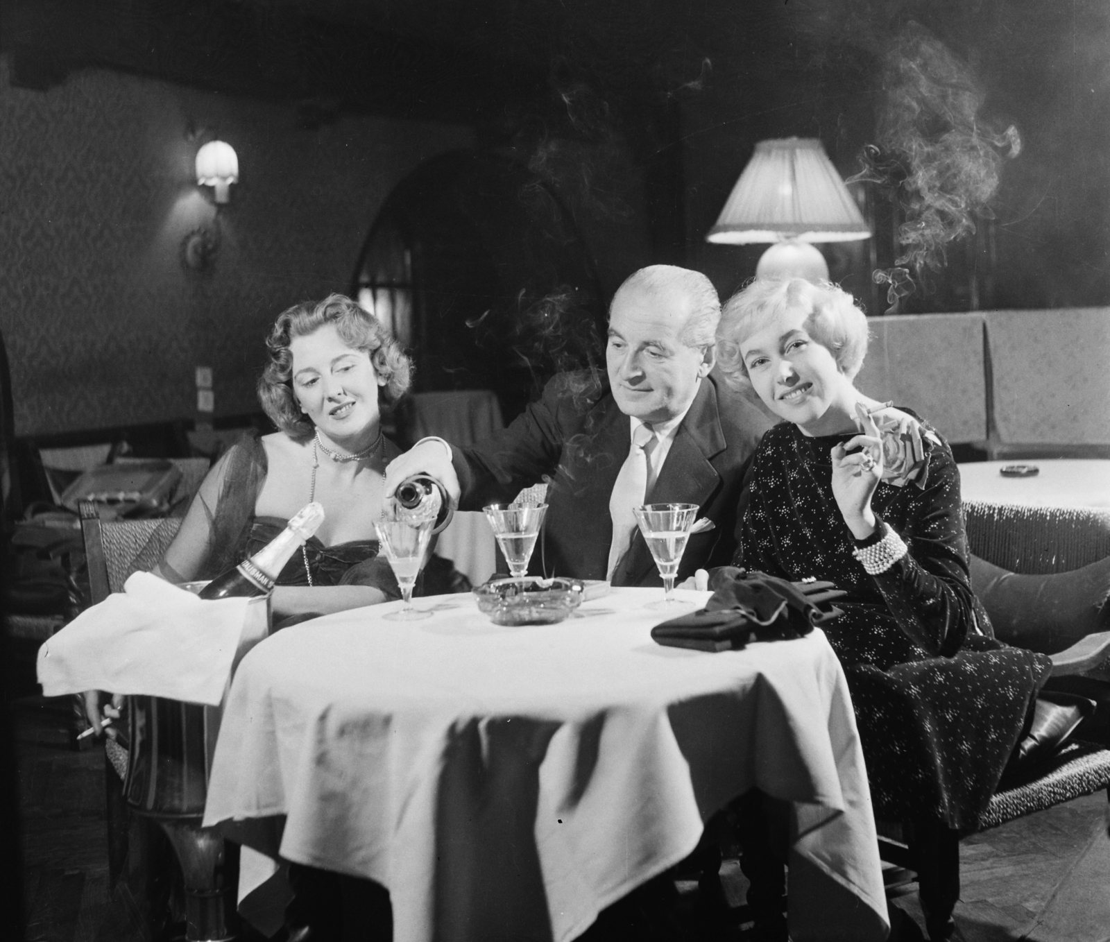 Hungary, Budapest V., Apáczai Csere János utca, Duna szálló, bár., 1957, Bauer Sándor, smoking, champagne, Budapest, nightclub, Fortepan #113224