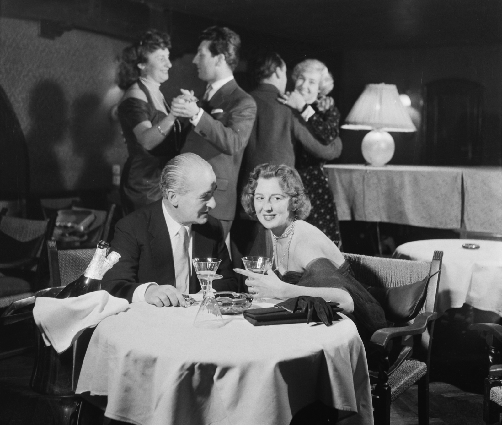 Hungary, Budapest V., Apáczai Csere János utca, Duna szálló, bár., 1957, Bauer Sándor, dance, champagne, Budapest, Fortepan #113226