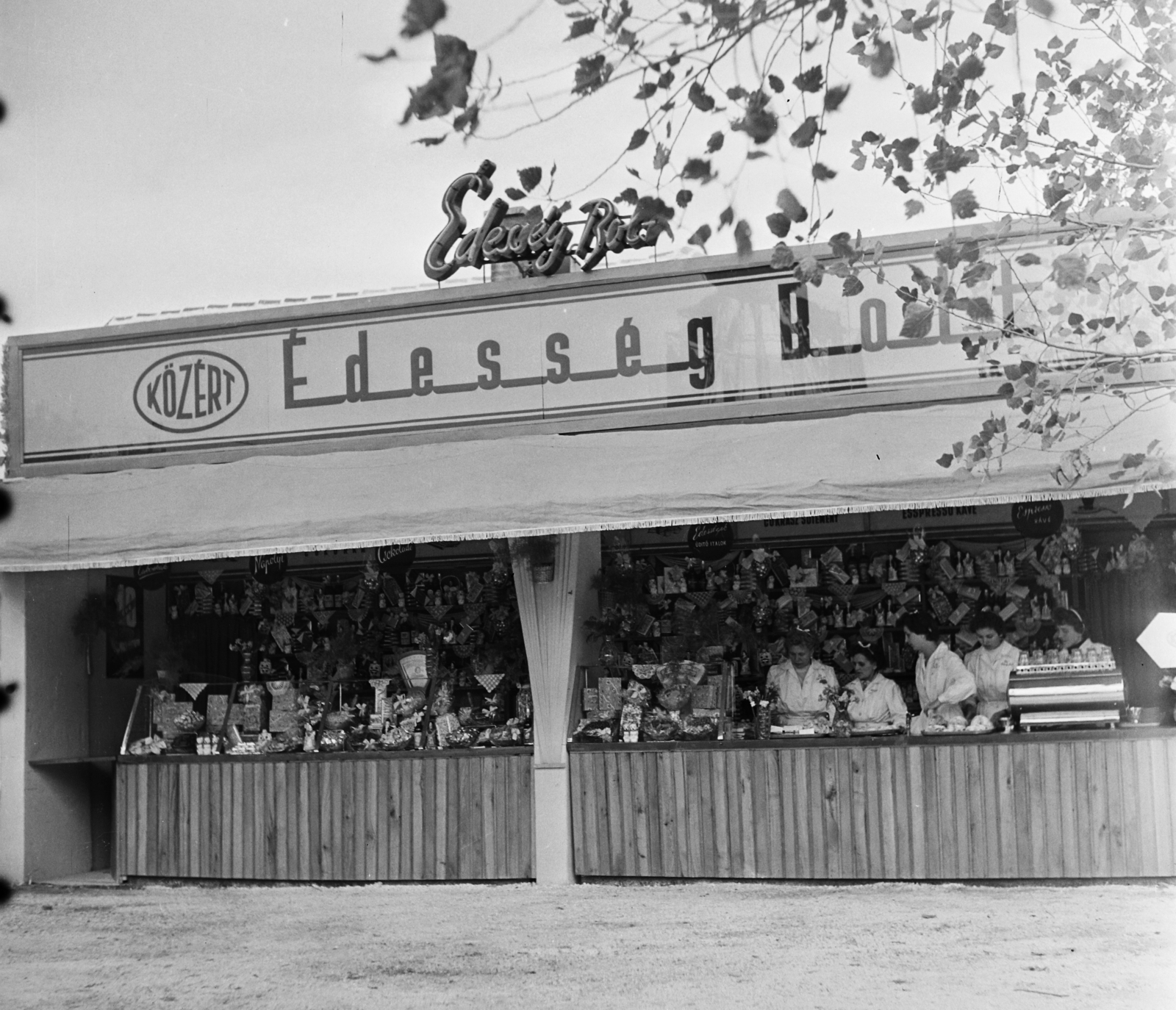 Hungary, Budapest X., Albertirsai úti vásár területe, Országos Mezőgazdasági Kiállítás és Vásár., 1958, Bauer Sándor, candy store, neon sign, Budapest, grocery store, emblem, Közért Company, Fortepan #113238