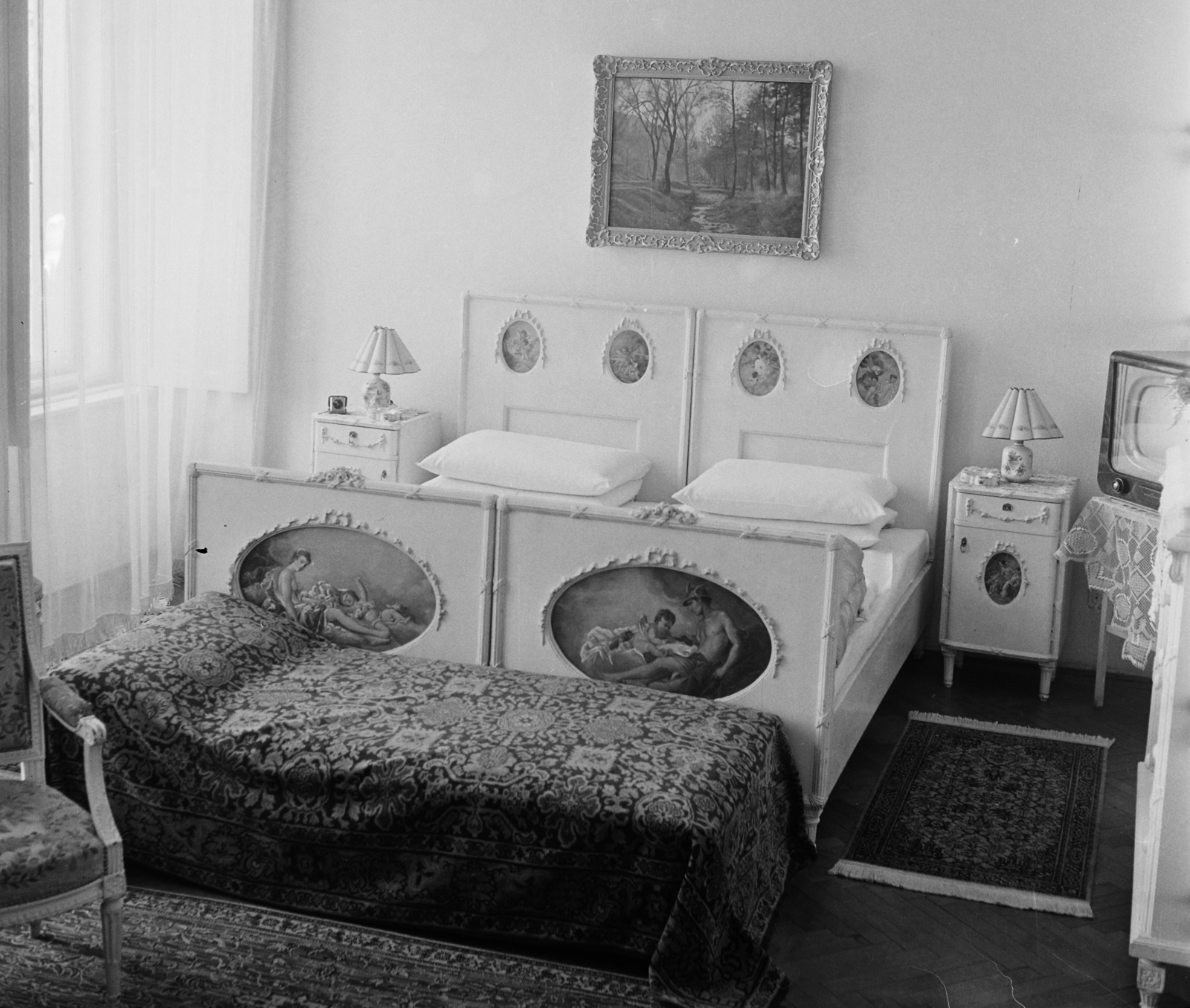 Hungary, Budapest V., Apáczai Csere János utca, a Duna szálló egyik szobája., 1958, Bauer Sándor, hotel, painting, TV, interior, bed, arm chair, sofa, lampshade, badside table, Budapest, berth, Fortepan #113247