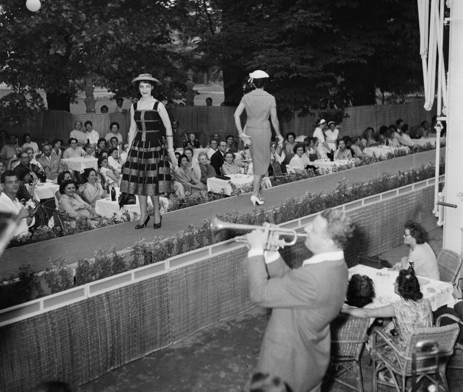 Magyarország, Margitsziget, Budapest, divatbemutató a Margitszigeti Nagyszálló teraszán. Az előtérben Zsoldos Imre trombitál., 1961, Bauer Sándor, trombita, divatbemutató, manöken, Fortepan #113251