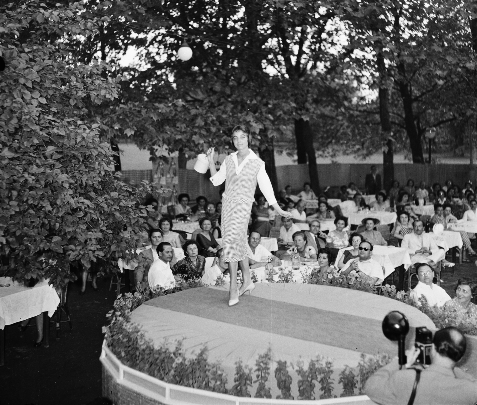 Hungary, Margit Islands, Budapest, divatbemutató a Margitszigeti Nagyszálló teraszán. Roll Mariann manöken., 1961, Bauer Sándor, fashion show, Fortepan #113252