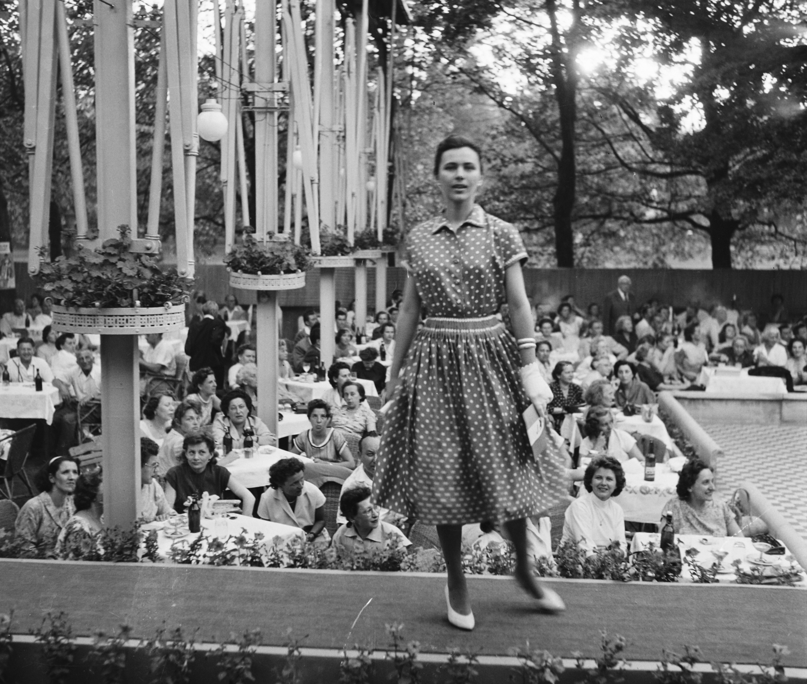 Hungary, Margit Islands, Budapest, divatbemutató a Margitszigeti Nagyszálló teraszán., 1961, Bauer Sándor, fashion show, Fortepan #113254