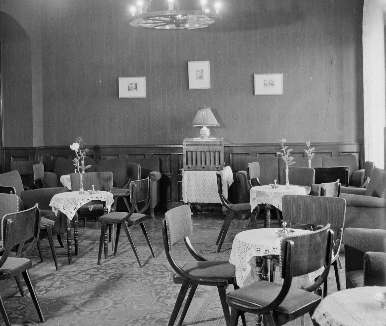Hungary, untitled, Budapest XII., Rege utca, Vörös Csillag (egykor Golf, később Panoráma) szálloda, eszpresszó., 1960, Bauer Sándor, light, furniture, flower, table, chair, ashtray, lampshade, Budapest, Fortepan #113256