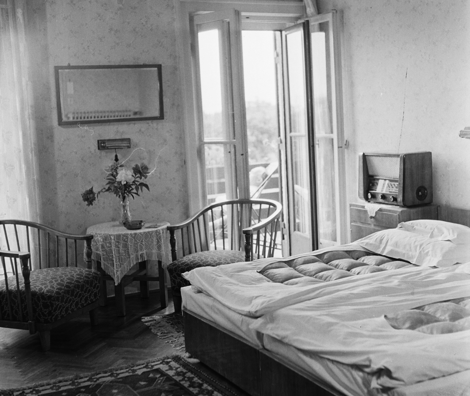 Hungary, untitled, Budapest XII., Rege utca, a Vörös Csillag (egykor Golf, később Panoráma) szálloda egyik szobája., 1960, Bauer Sándor, hotel, terrace, mirror, radio, interior, bed, arm chair, bedsheet, Budapest, Fortepan #113257