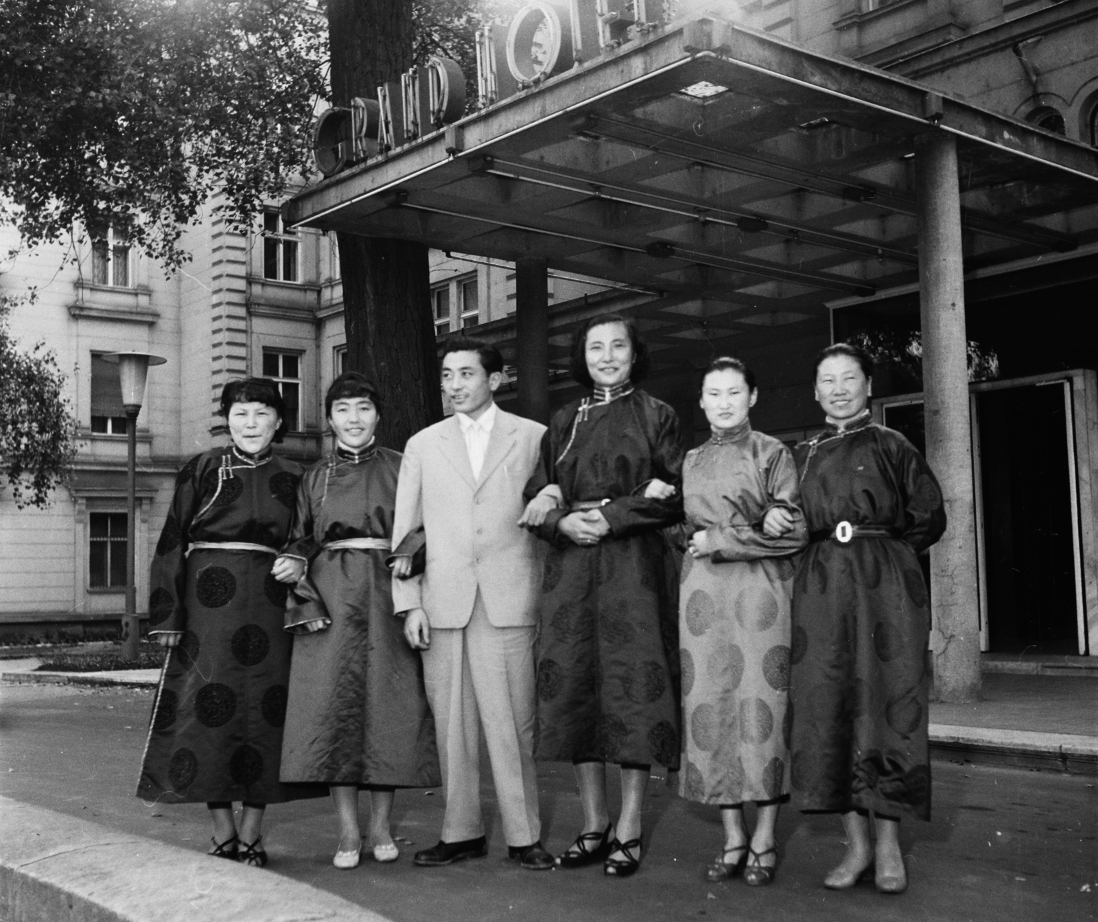 Hungary, Margit Islands, Budapest, Margitszigeti Nagyszálló, mongol küldöttség a főbejárat előtt., 1961, Bauer Sándor, fashion, tableau, women, hotel, attire, neon sign, main entrance, silk dress, Fortepan #113262