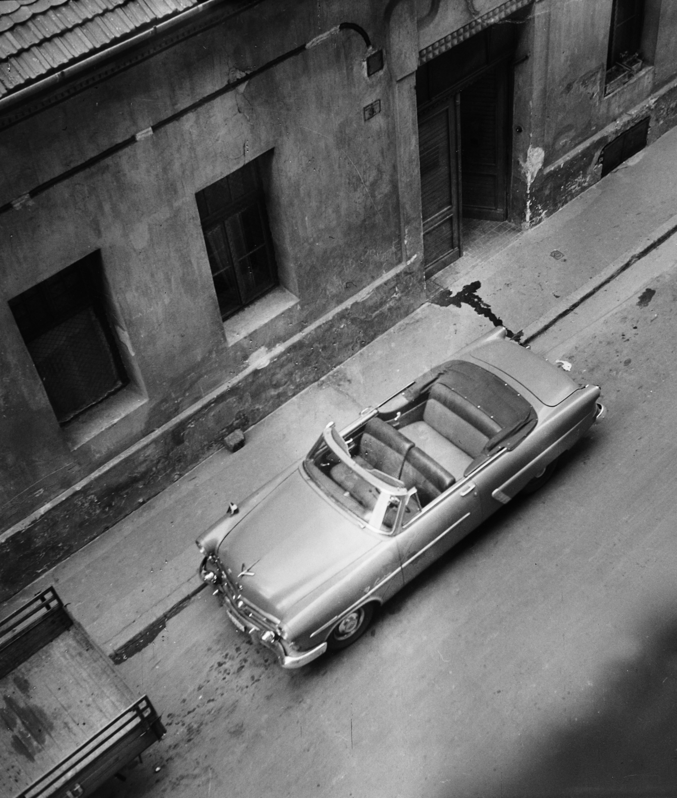 Hungary, Budapest VIII., Fecske (Lévai Oszkár) utca 3., 1958, Bauer Sándor, Ford-brand, Budapest, bird's eye view, convertible, Fortepan #113272