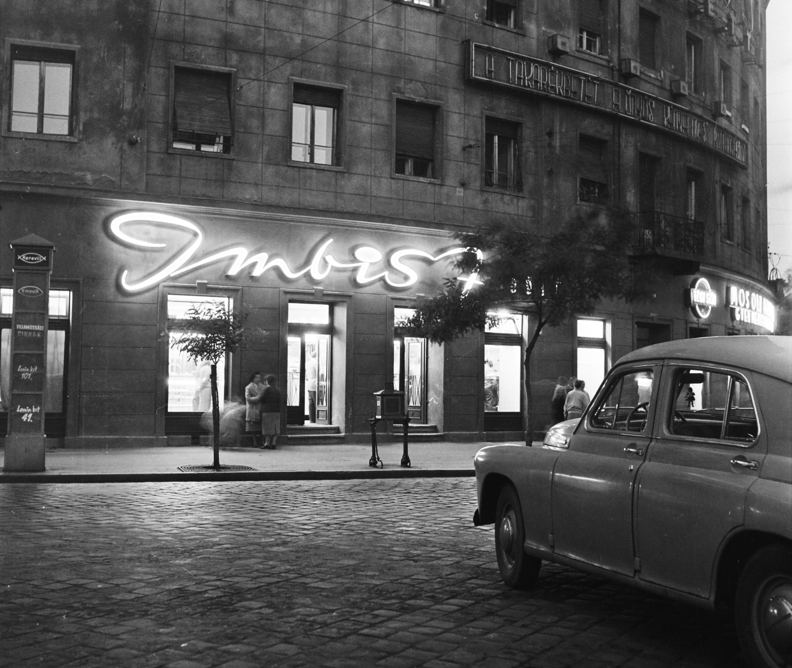 Magyarország, Budapest V., Nyugati (Marx) tér 6., Imbisz büfé., 1959, Bauer Sándor, hirdetőoszlop, büfé, postaláda, kockakő, GAZ M20 Pobeda, neon felirat, Budapest, Fortepan #113298