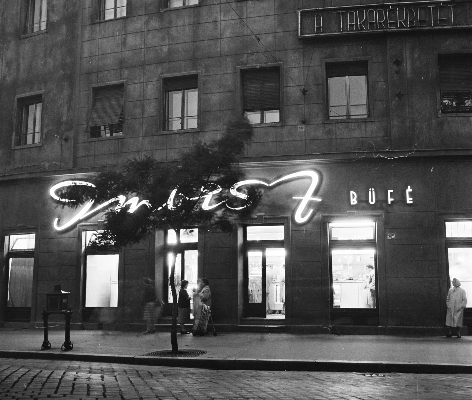 Magyarország, Budapest V., Nyugati (Marx) tér 6., Imbisz büfé., 1959, Bauer Sándor, büfé, postaláda, kockakő, neon felirat, Budapest, Fortepan #113299