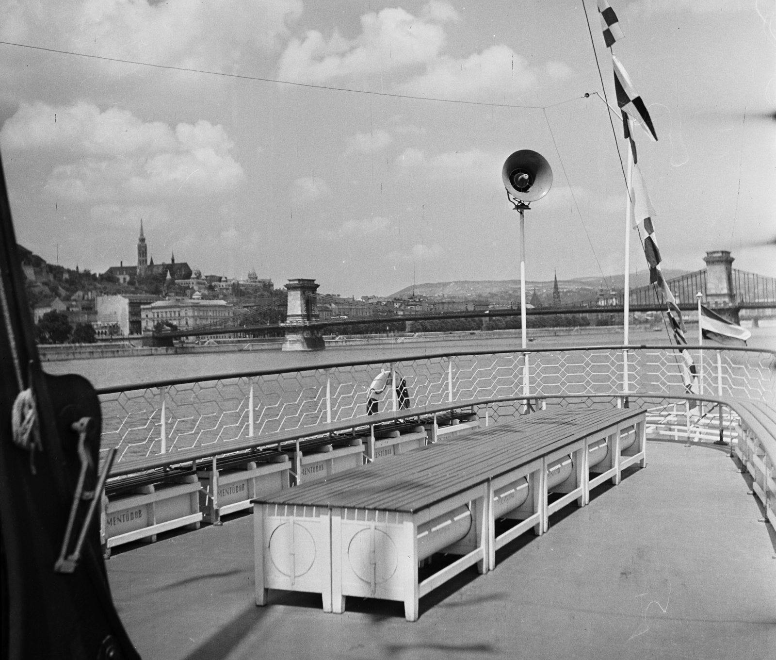 Hungary, Budapest V., Vigadó téri hajóállomás, szemben a Széchenyi Lánchíd., 1959, Bauer Sándor, ship, picture, Danube, Budapest, Danube's shore, Duna-bridge, Fortepan #113301