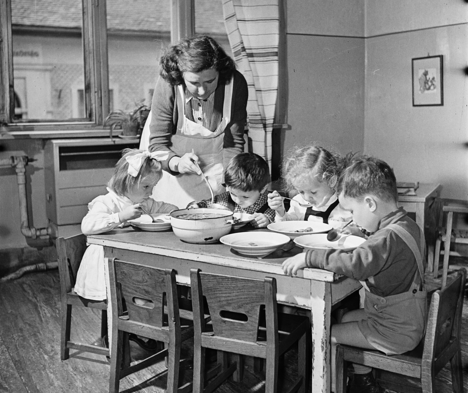 Magyarország, Budapest VIII., Kerepesi út 33. Fővárosi Csecsemőotthon. Az ablakon keresztül a Százados út 4., a református gyülekezet épülete látszik., 1959, Bauer Sándor, Budapest, tányér, gyerekbútor, étkezés, Fortepan #113303