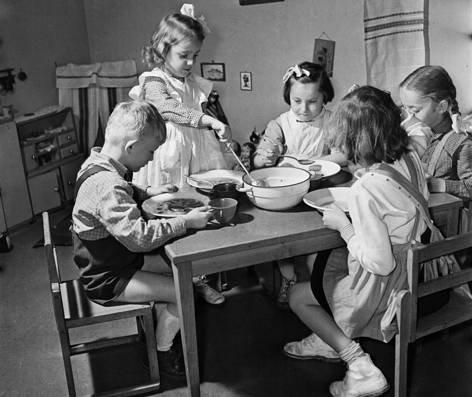 Hungary, Budapest VIII., Kerepesi út 33. Fővárosi Csecsemőotthon., 1959, Bauer Sándor, meal, kids, Budapest, Fortepan #113306