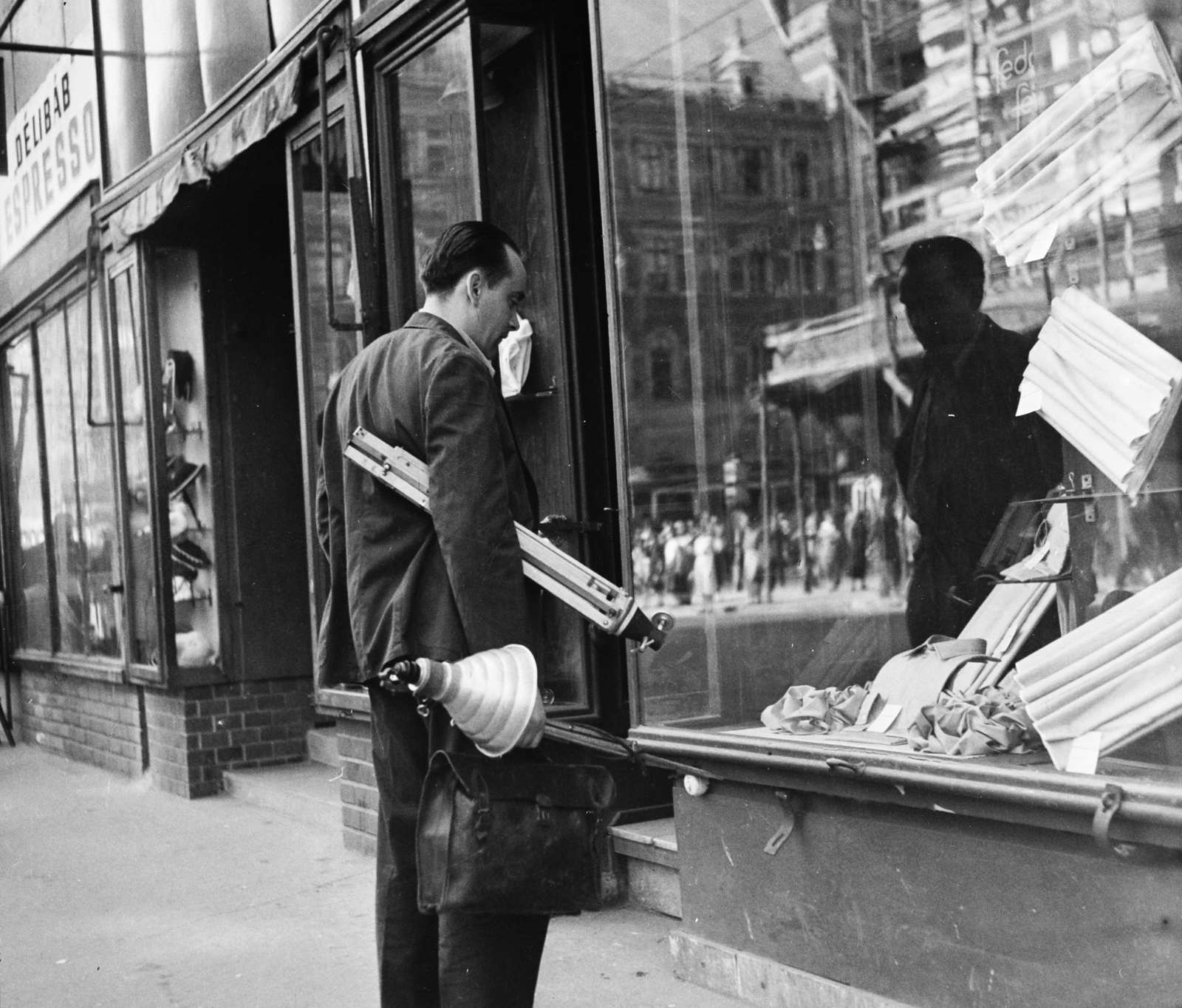 Hungary, Budapest VII., Király (Majakovszkij) utca 63., Erzsébet (Lenin) körúti sarokház. A kirakat üvegén a Teréz körút 1. (Lenin körút 55.) számú ház homlokzata tükröződik., 1958, Bauer Sándor, Show window, sign-board, light, store display, reflection, tripod, Budapest, Fortepan #113318