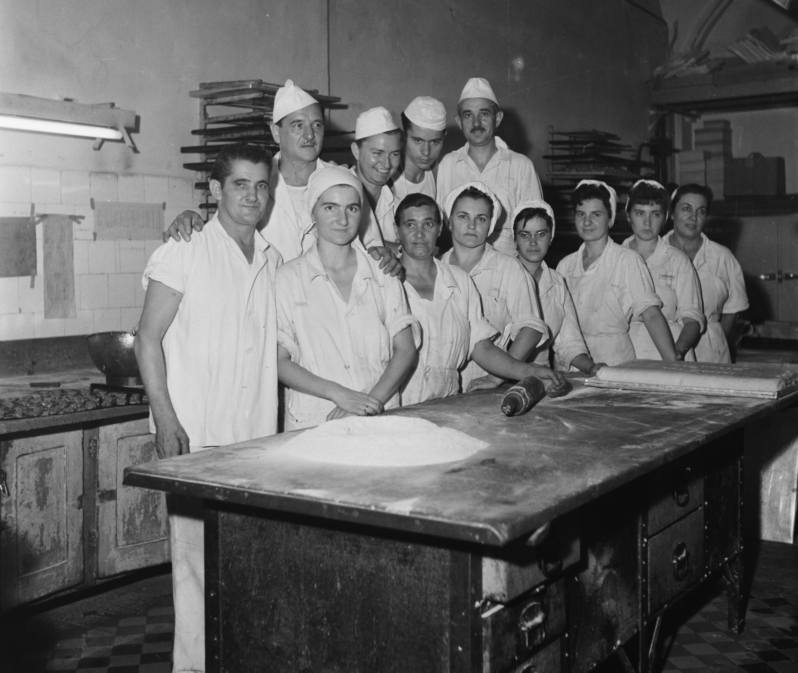 Magyarország, Budapest V., Vörösmarty tér, Gerbeaud (Vörösmarty) cukrászda, a sütőrészleg szocialista brigádja., 1960, Bauer Sándor, konyha, csoportkép, tészta, tésztanyújtó, Budapest, Fortepan #113324