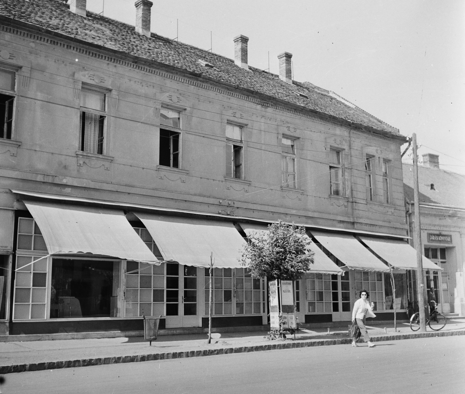 Magyarország,Balaton, Siófok, Fő utca 43., Fogas bisztró., 1960, Bauer Sándor, kerékpár, napernyő, utcakép, szemetes, Fortepan #113355