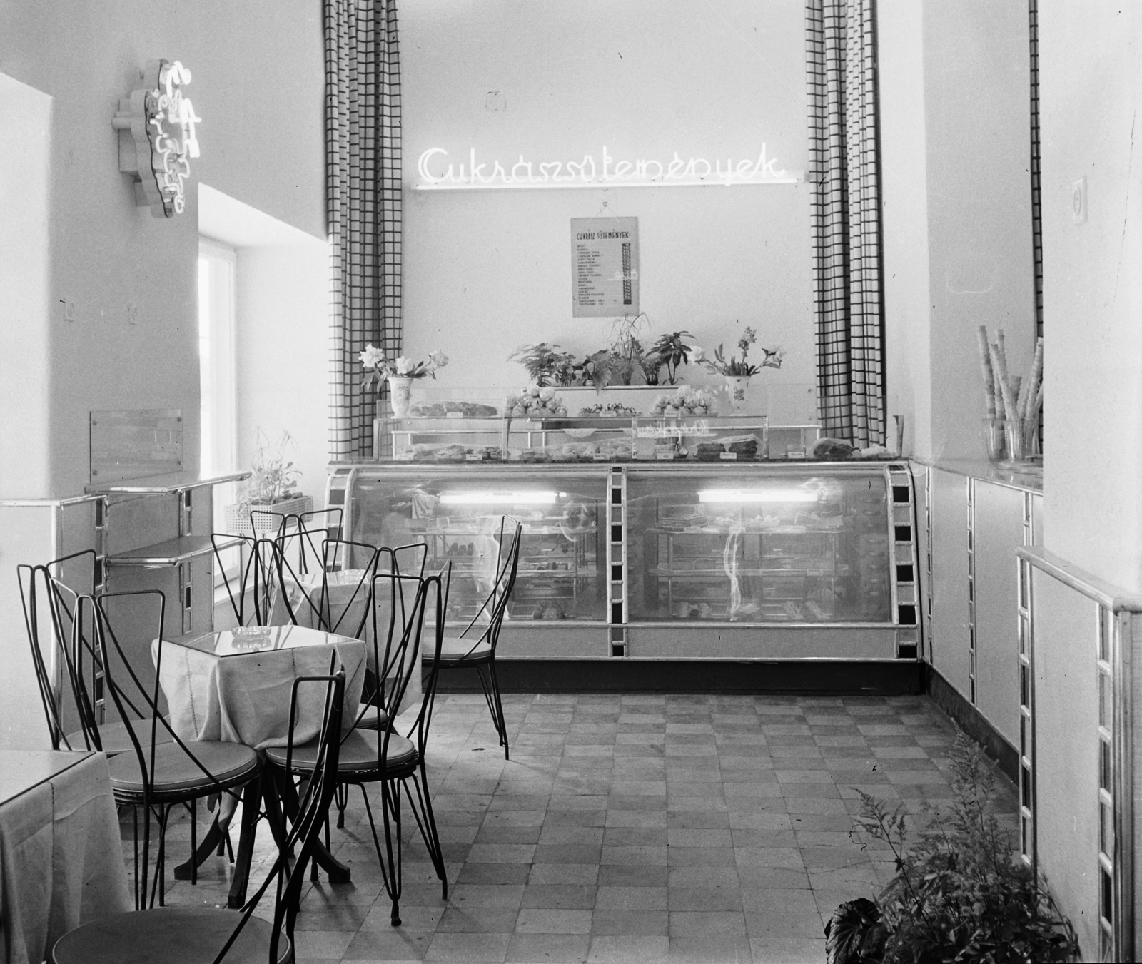 Magyarország,Balaton, Siófok, Fő utca 43., Fogas bisztró., 1959, Bauer Sándor, bútor, cukrászda, büfé, fagylaltpult, hűtőpult, Fortepan #113357