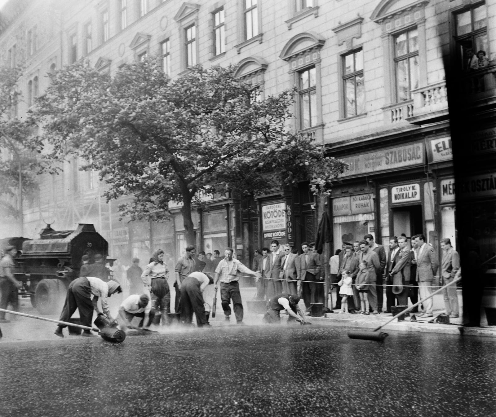 Magyarország, Budapest VIII., József körút, szemben a 15. számú ház., 1959, Bauer Sándor, aszfaltozás, utcakép, útépítés, Budapest, Fortepan #113364