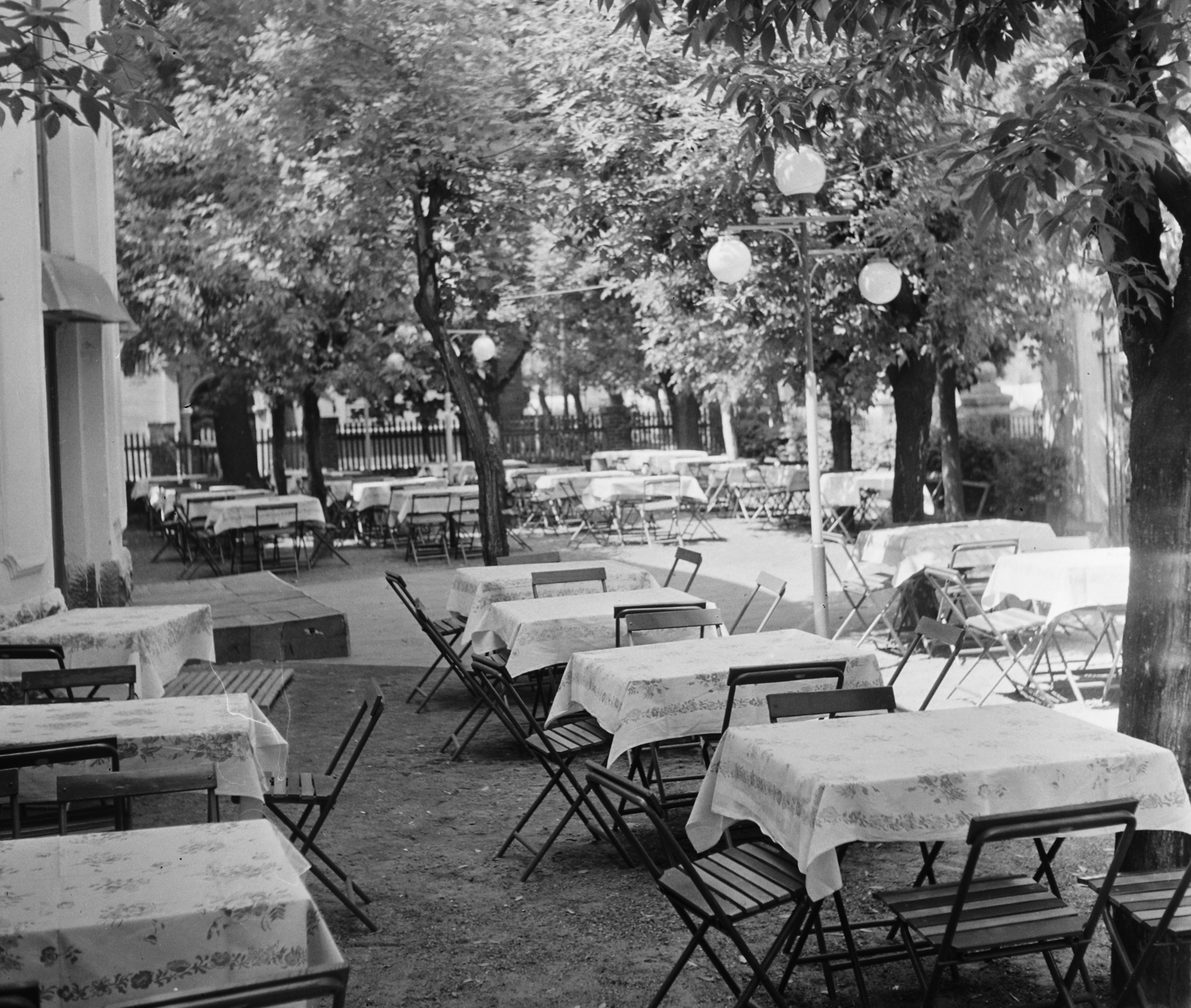 Hungary,Lake Balaton, Siófok, Kálmán Imre sétány 6., Balaton étterem., 1959, Bauer Sándor, garden furniture, Fortepan #113367